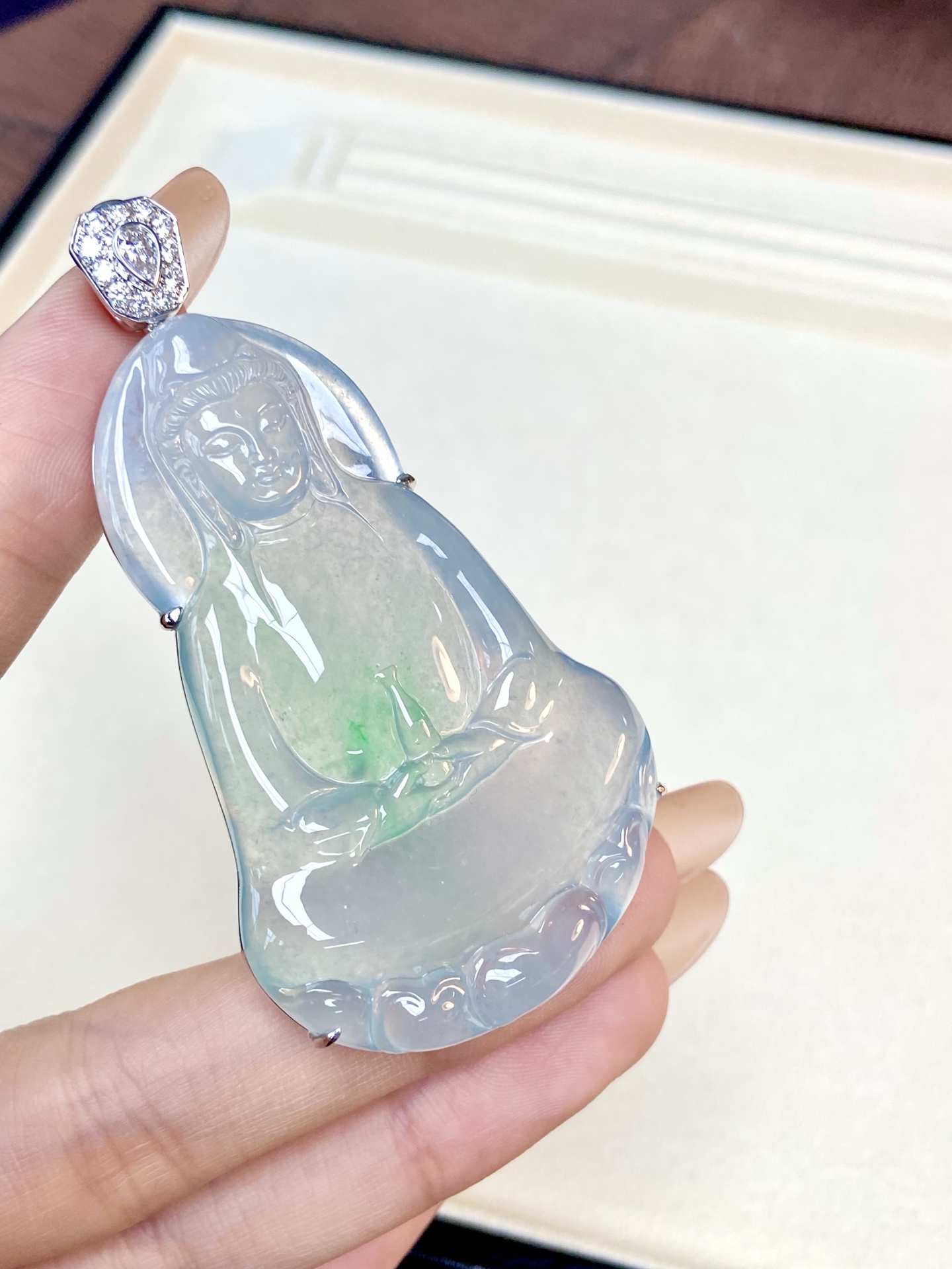 高冰种飘花观音吊坠，气场内敛又，清润感直透眼底，一缕灵动飘花尽显禅韵，佩之 静心 安宁：71.5-38.7-8.3，裸石：61-38.7-5.8mm，无裂。