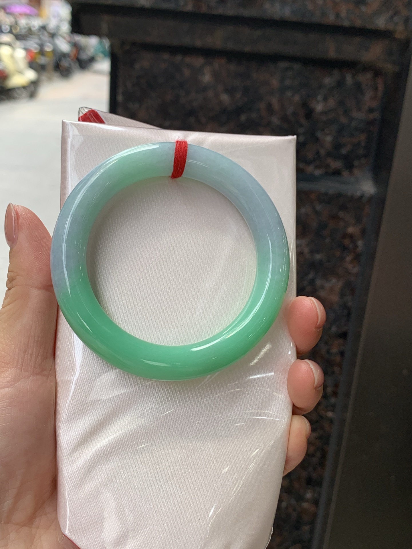 春彩圆条 53.3-10.5-10.3 0725-N1252 打灯纹裂，底妆水润，淡淡紫底凝霜，翠落镯间，底色晕染柔润淡紫，雾面紫韵含蓄温婉，果阳绿底色顺势晕开，鲜活明艳，紫绿撞色浑然天成。
