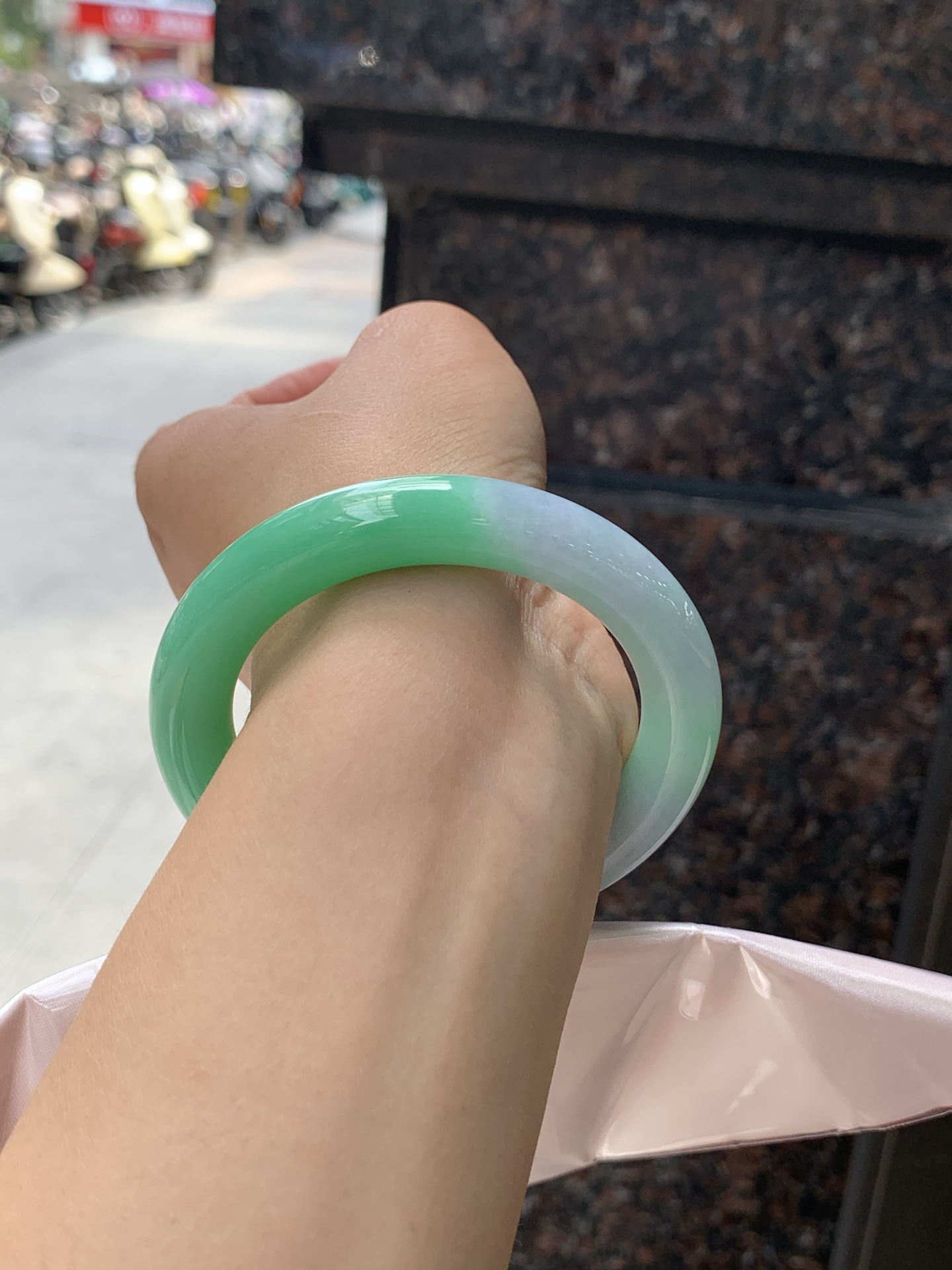 春彩圆条 53.3-10.5-10.3 0725-N1252 打灯纹裂，底妆水润，淡淡紫底凝霜，翠落镯间，底色晕染柔润淡紫，雾面紫韵含蓄温婉，果阳绿底色顺势晕开，鲜活明艳，紫绿撞色浑然天成。