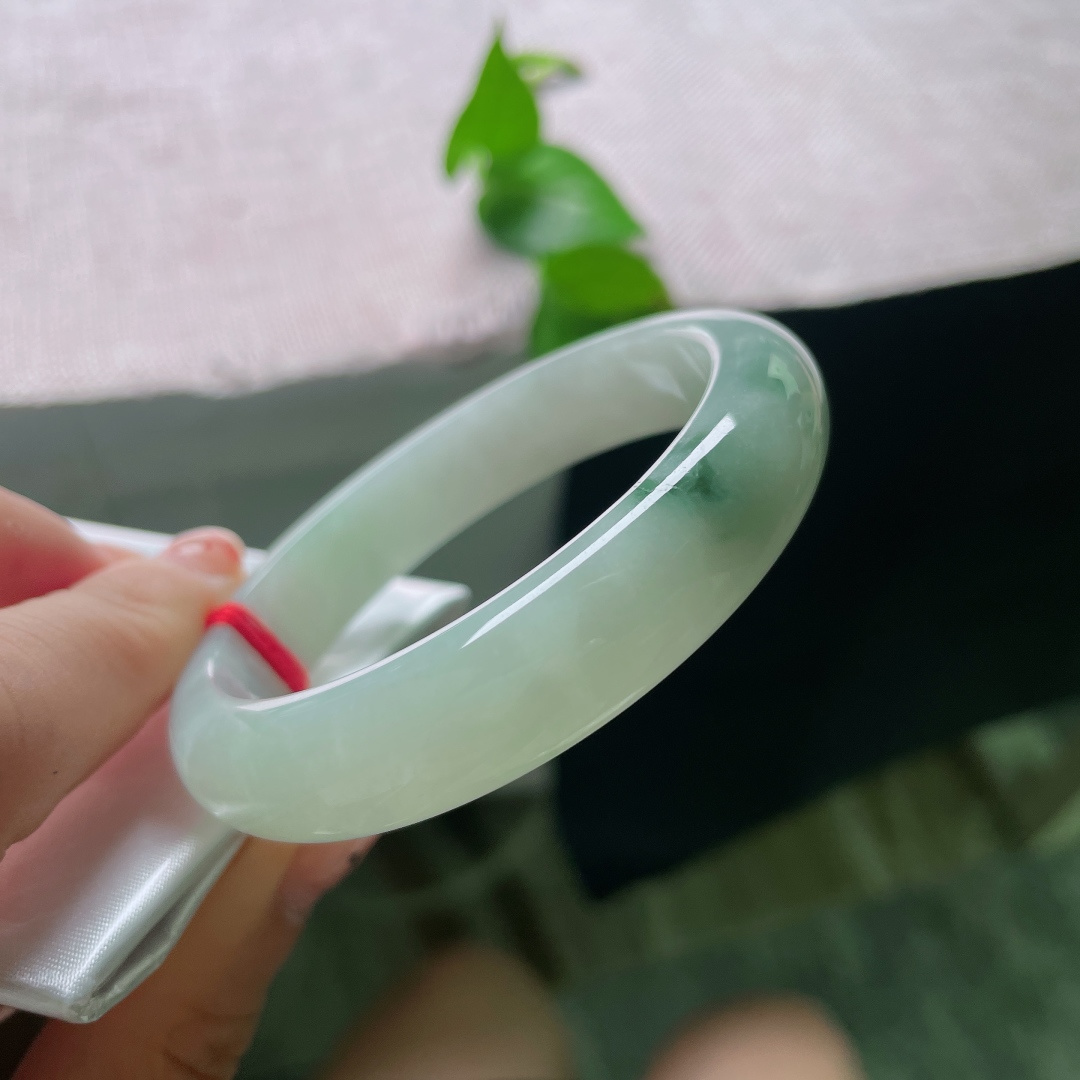 飘花正圈，无裂，底润凝霜，翠色如烟晕染镯身，腕间轻携一轴烟雨青山。ss56655a