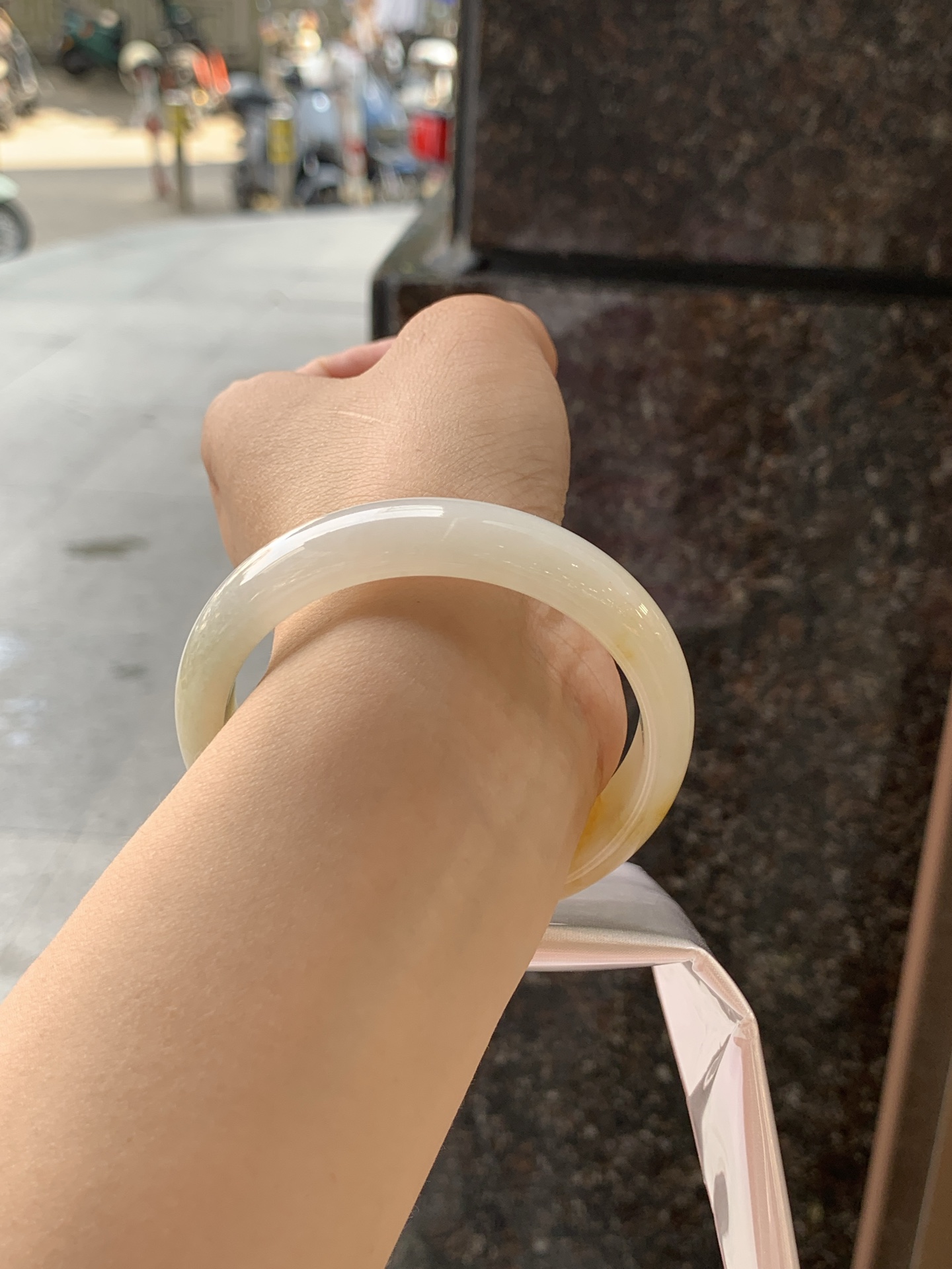 飘黄翡正圈 57.1-12-7 0725-370-287 无裂，底妆细润，一节黄翡浓郁灵动，宛若一天黄金彩带摇曳生姿。