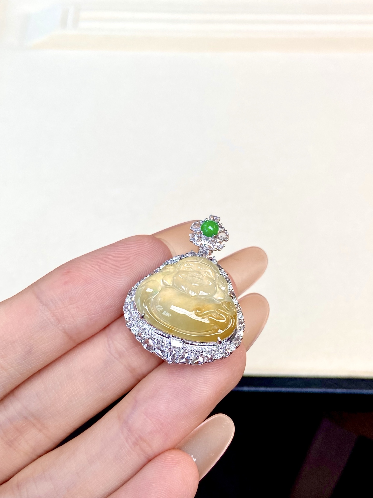 冰种黄翡财神吊坠，丰盈起胶，眉眼含笑藏福韵，满溢财运福气，垂坠颈间衬肤显贵气：33-23.6-11.7，裸石：16.5-20-3.4mm，无裂
