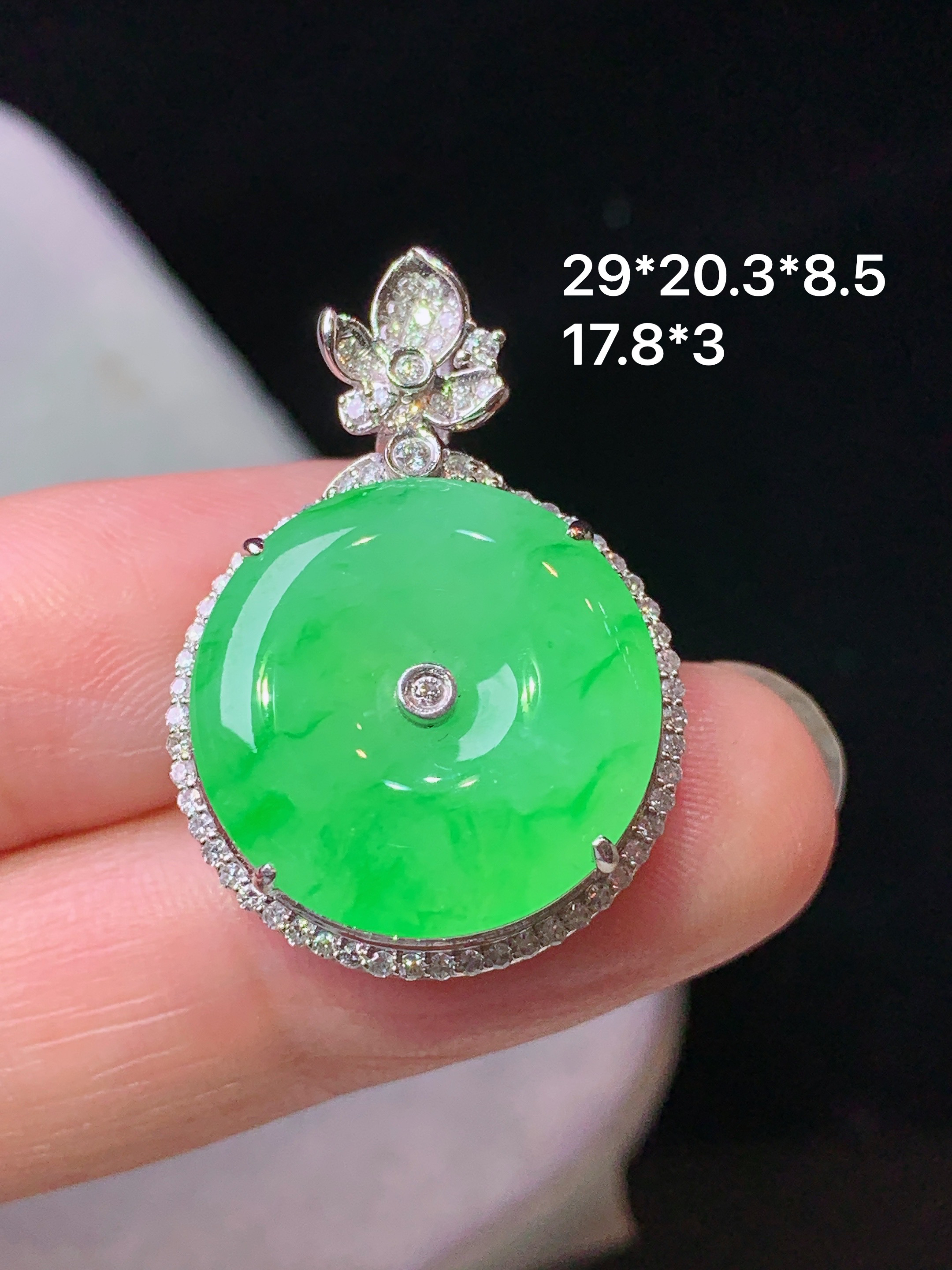 18k金钻镶嵌阳绿平安扣吊坠 玉质细腻 色泽艳丽清新 水润亮眼 整体尺寸29*20.3*8.5 L2