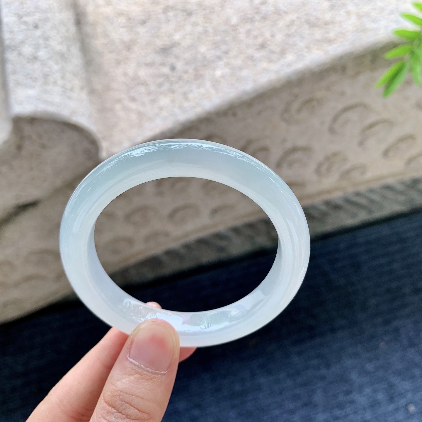 正圈52 53【圈口】53/10/8.5【编码】T1072619【描述】糯冰底色，水润，种老，细腻，无裂
