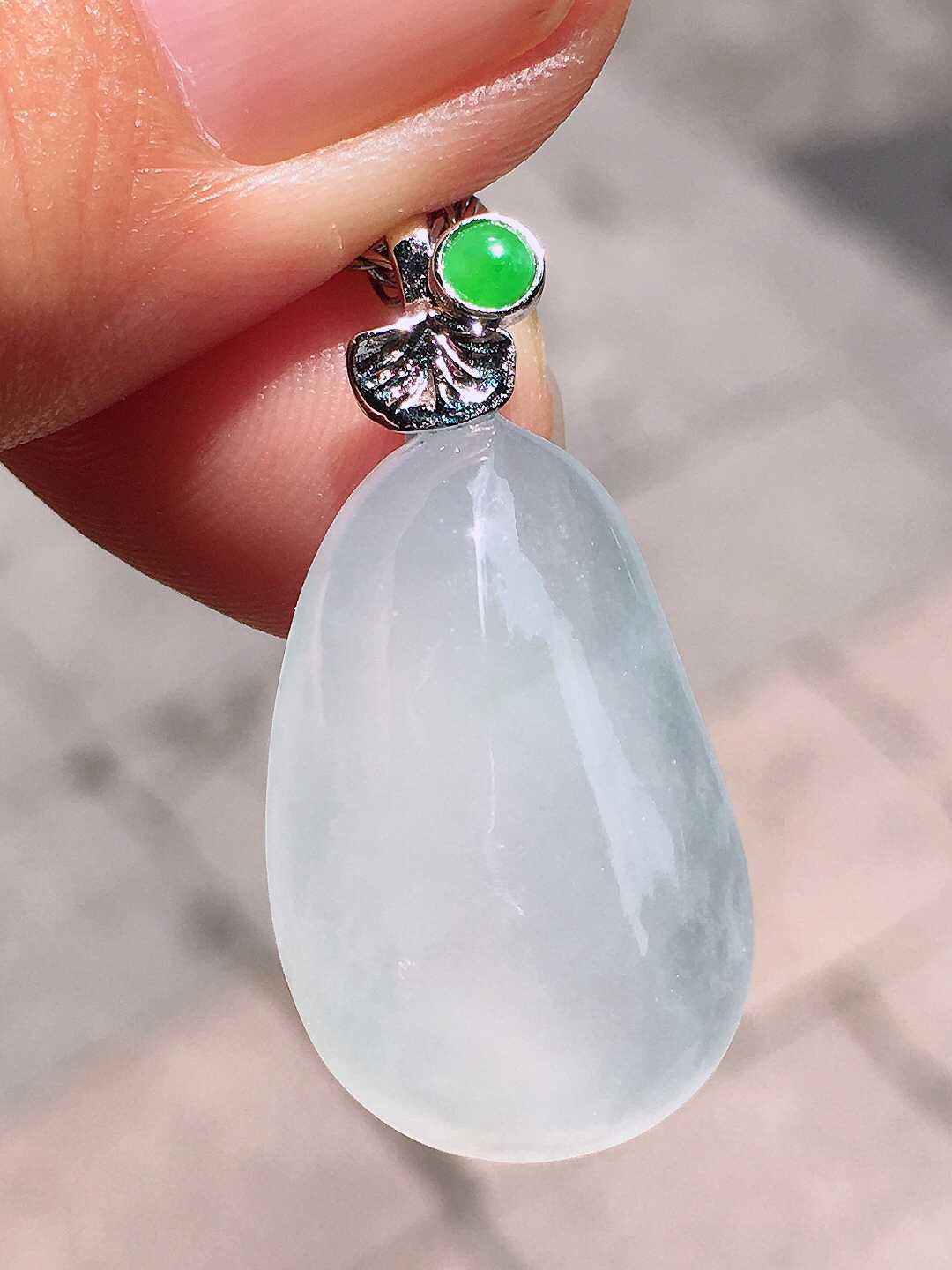 冰种福瓜吊坠，玉质细腻，荧光感超
强，饱满圆润，简单大方，尽显优雅气质，18k
金豪华镶嵌