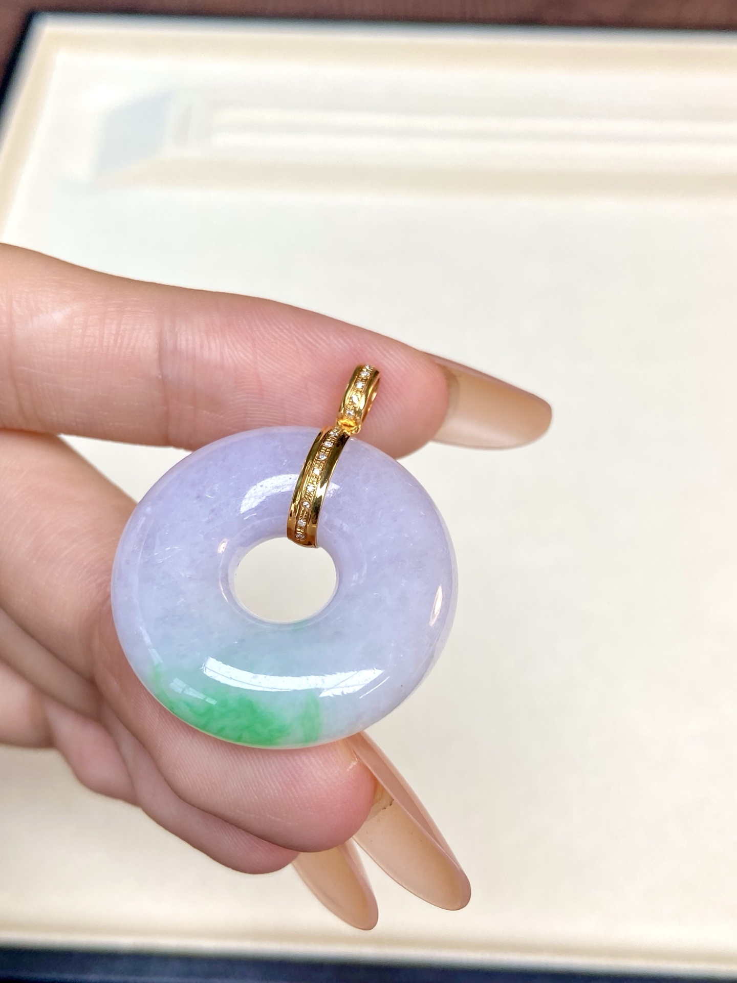 冰种春彩平安环吊坠，一环藏双彩，浪漫与活力在方寸之间融合，佩戴上身美出新高度：35.8，裸石：28.3-7.9mm，无裂