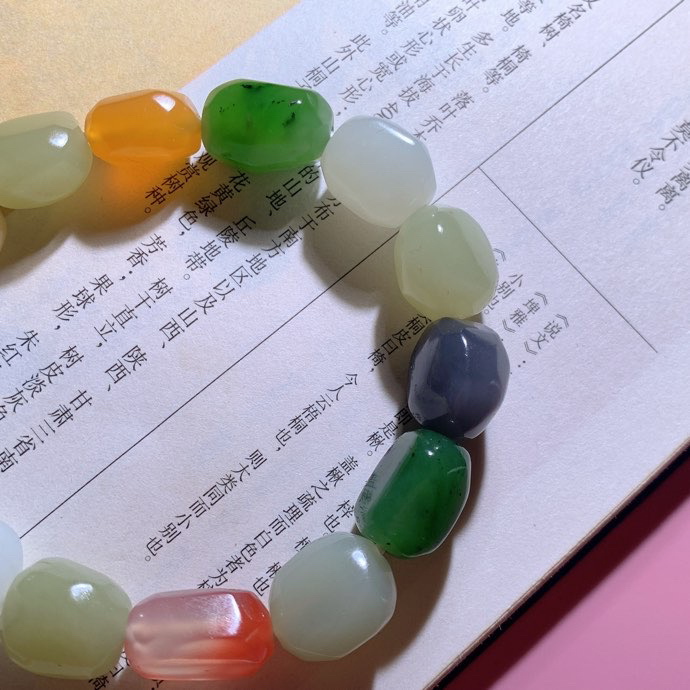 新疆和田玉且末糖随形多宝手串！单颗尺寸12/9！玉质细腻油润。手推出油。佩戴高端典雅。