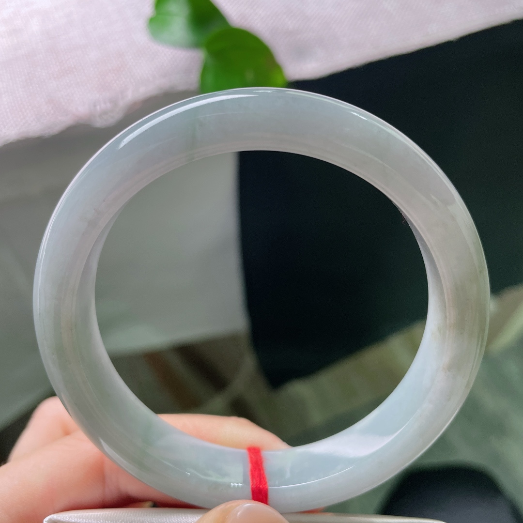 60.6/12.4/8.7，淡绿底正圈，无裂，柔和灰晴底玉镯，玉质温润细腻，素雅低调显沉静气质。ss