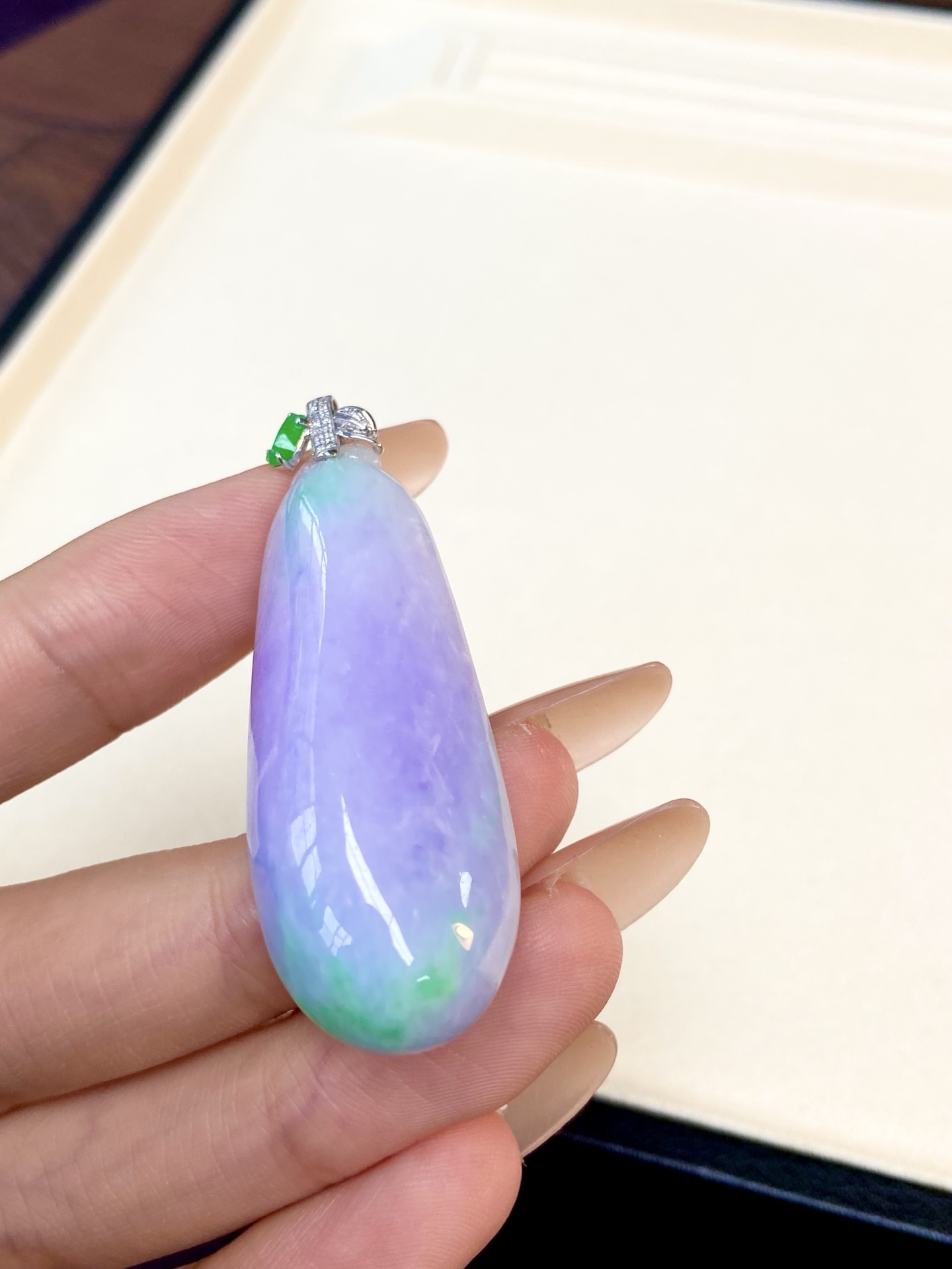 冰种春彩福瓜吊坠，一瓜藏春彩，福禄自天成，瓜型饱满丰腴，呱呱来财，上身美出新高度：52.8，裸石：47.4-18.1-12.6mm，无裂