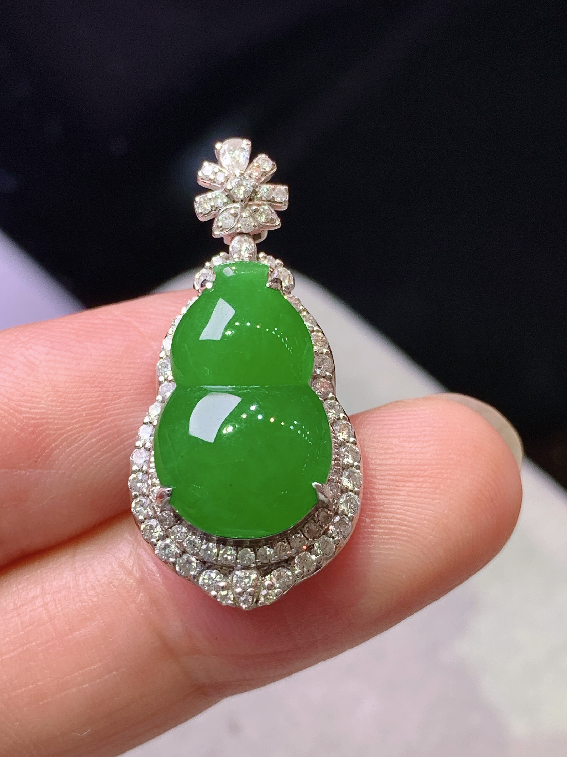 18k金钻镶嵌满绿葫芦吊坠 玉质细腻 色泽艳丽清新 水润亮眼 整体尺寸28.8*14*10.5 k4
