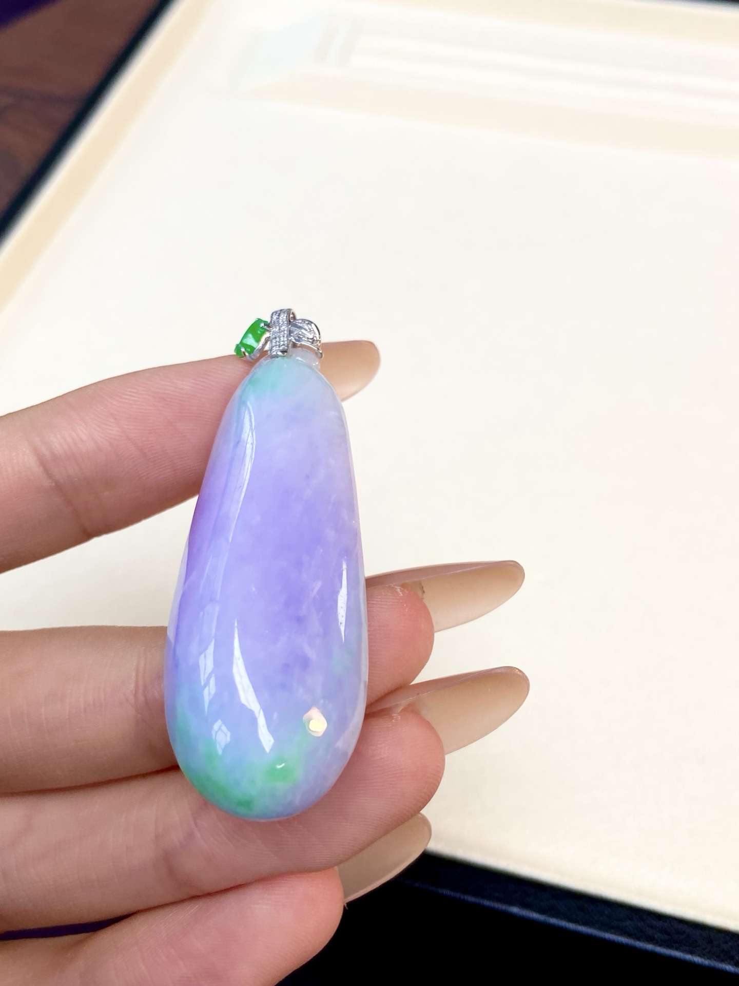 冰种春彩福瓜吊坠，一瓜藏春彩，福禄自天成，瓜型饱满丰腴，呱呱来财，上身美出新高度：52.8，裸石：47.4-18.1-12.6mm，无裂