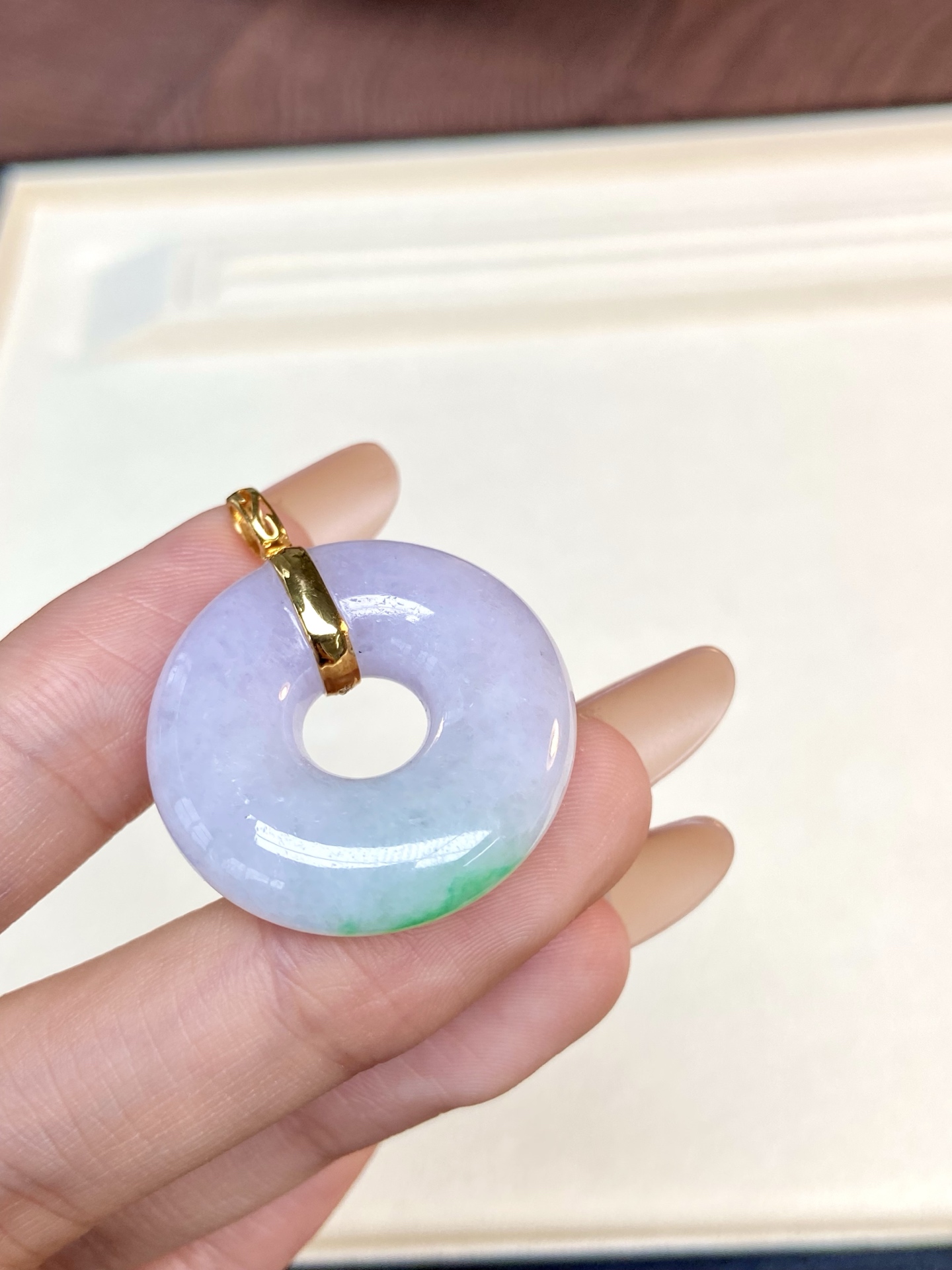 冰种春彩平安环吊坠，一环藏双彩，浪漫与活力在方寸之间融合，佩戴上身美出新高度：35.8，裸石：28.3-7.9mm，无裂