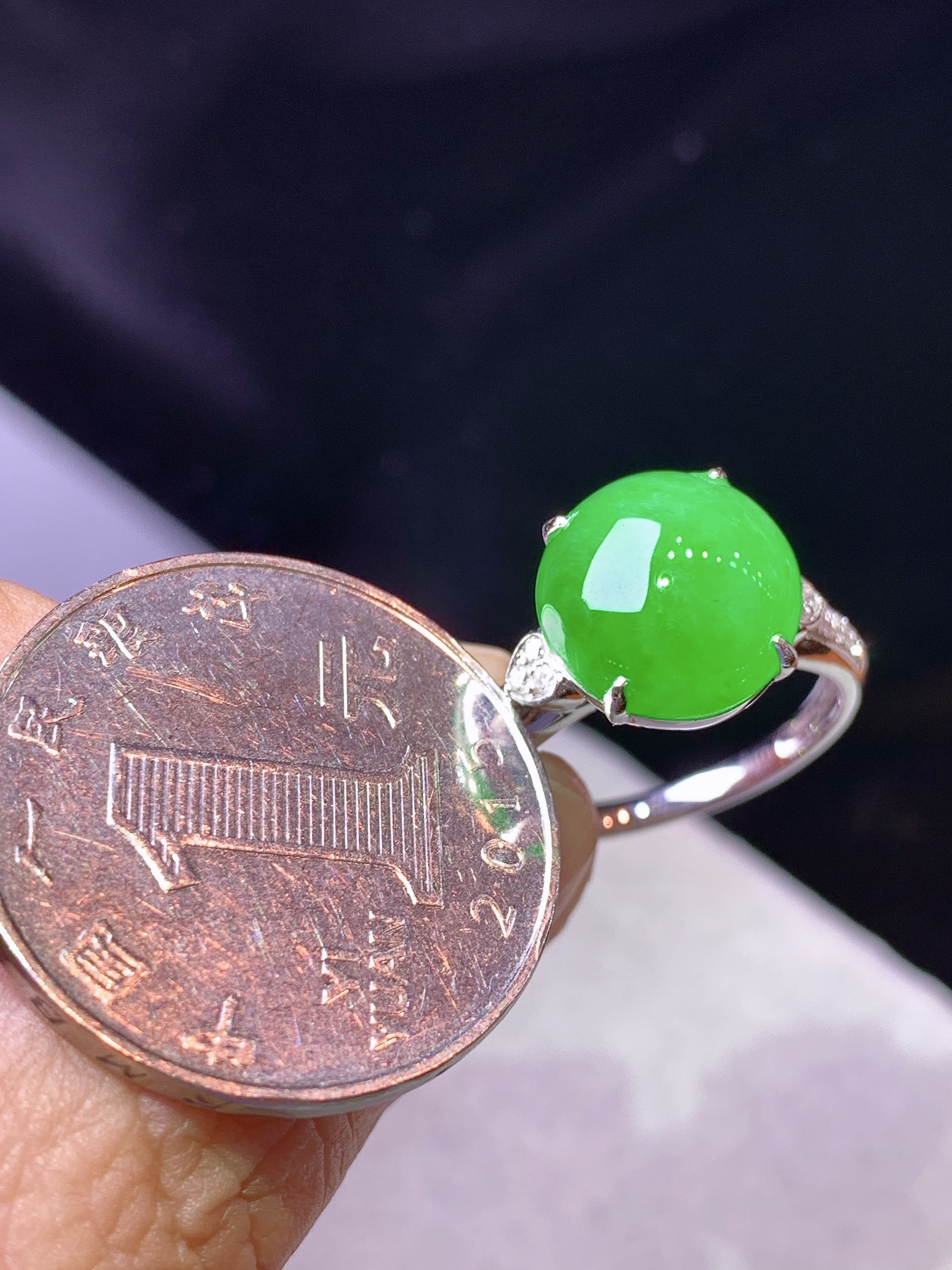 18k金钻镶嵌阳绿蛋面戒指 玉质细腻 色泽艳丽清新 水润亮眼 圈口13.5 整体尺寸11.6*11*4.6 L2