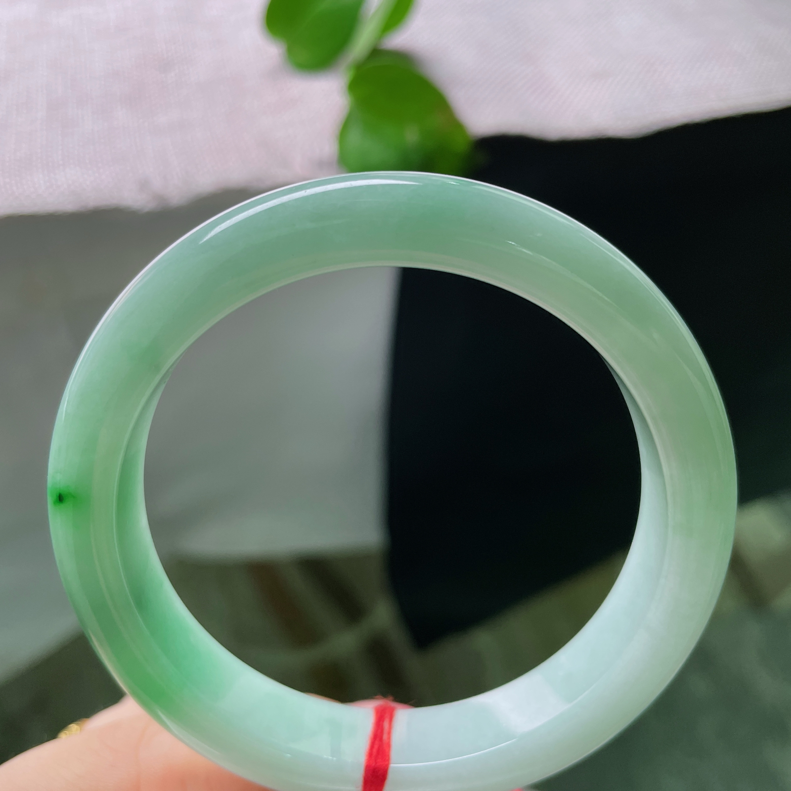 58.6/11.9/8.8，飘绿正圈，质地柔润细腻，浅青底缀鲜活翠点，清润灵动尽显清雅气韵。棉线，s