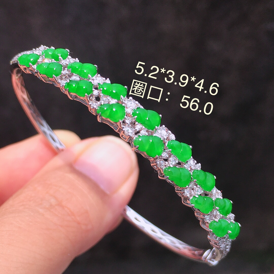 阳绿葫芦手镯，色泽均匀艳丽，玉质细腻，荧光感超
强，饱满圆润，简单大方，尽显优雅气质，18k
金豪华镶嵌
