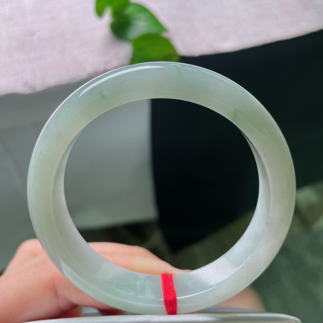 飘花正圈，无裂，底润凝霜，翠色如烟晕染镯身，腕间轻携一轴烟雨青山。ss56655a