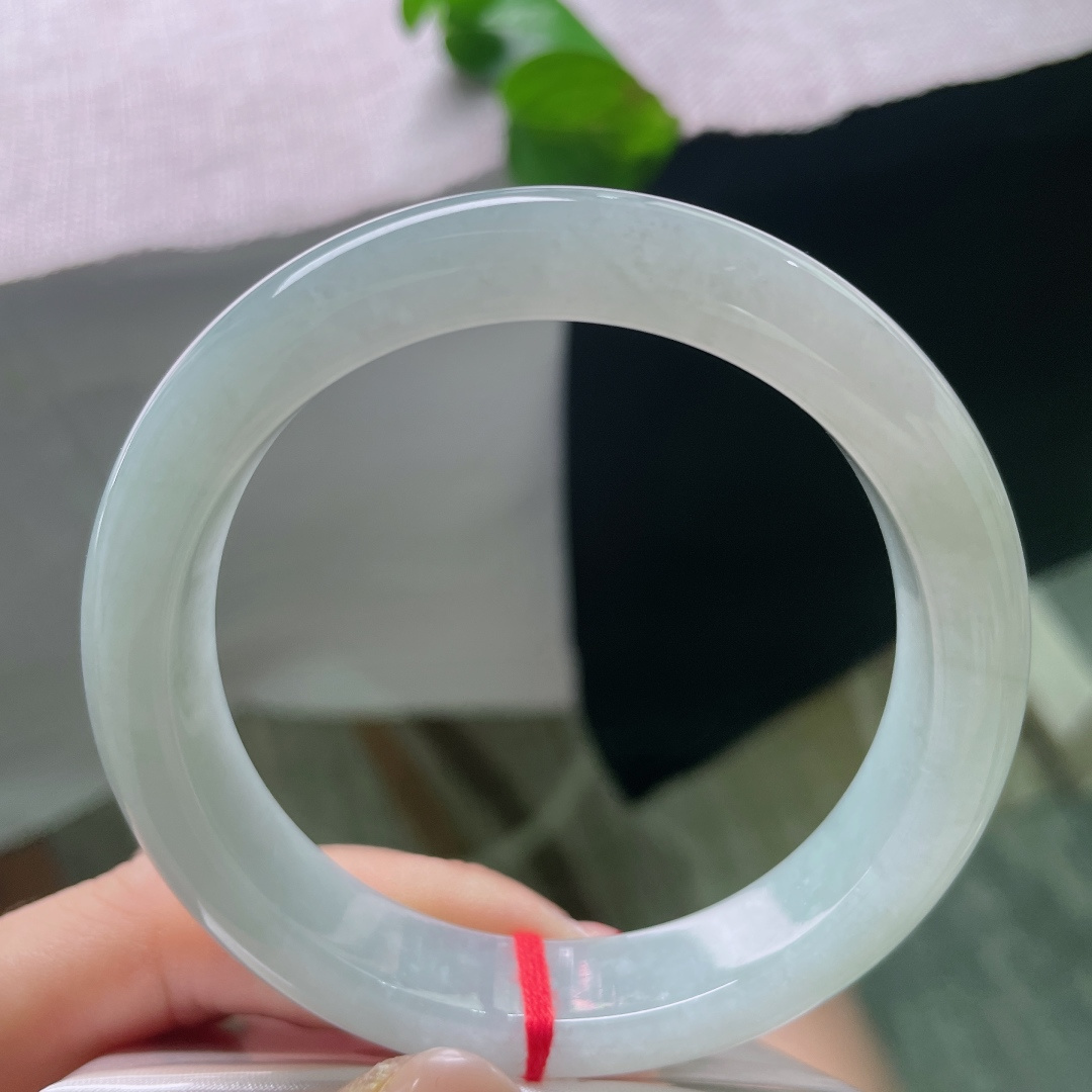 57.9/12.8/9，淡蓝底正圈，色线，玉质细腻均匀，水头温润，无翠无花，只凭纯粹玉质沉淀温柔，简约耐看，不挑年龄与穿搭，ss56539a