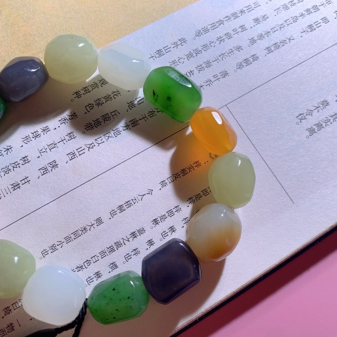 新疆和田玉且末糖随形多宝手串！单颗尺寸12/9！玉质细腻油润。手推出油。佩戴高端典雅。
