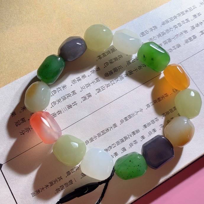 新疆和田玉且末糖随形多宝手串！单颗尺寸12/9！玉质细腻油润。手推出油。佩戴高端典雅。
