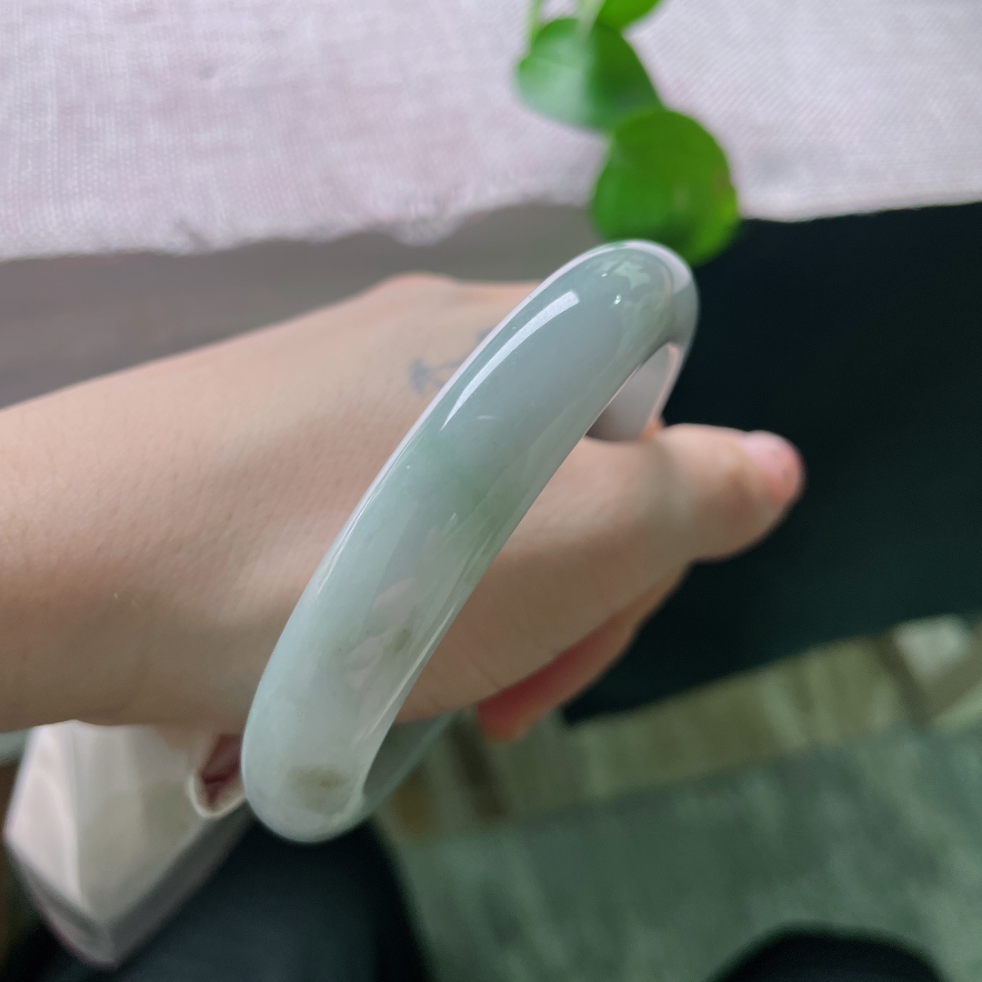 60.6/12.4/8.7，淡绿底正圈，无裂，柔和灰晴底玉镯，玉质温润细腻，素雅低调显沉静气质。ss52165a。