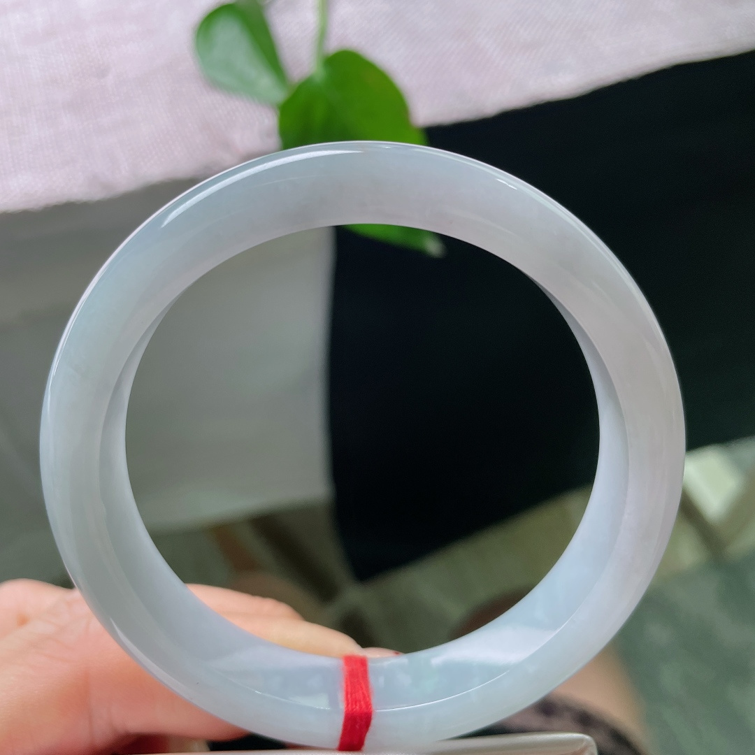 淡蓝底正圈，清秀迷人，干净，水头好，种老，皮纹不显，56117a