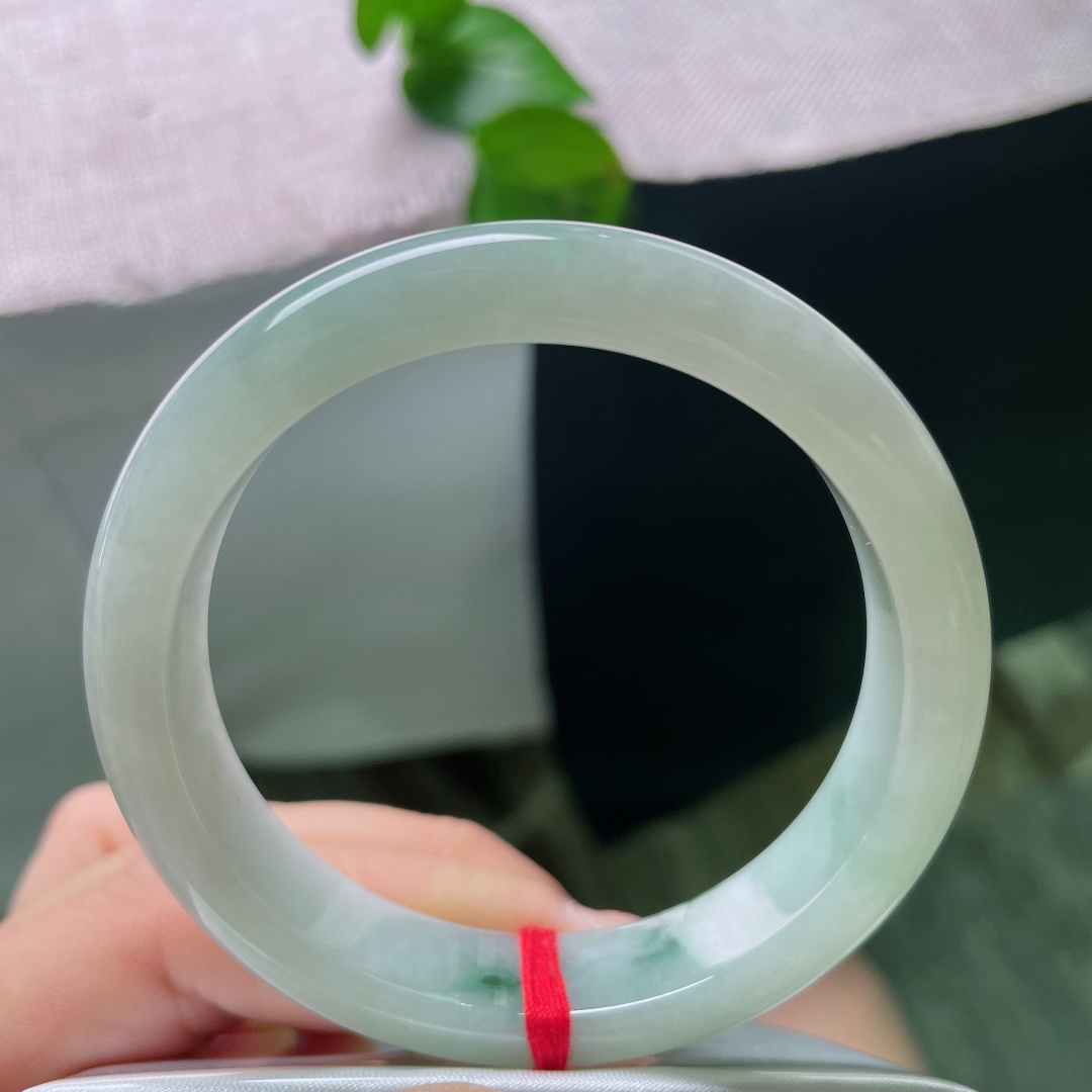 飘花正圈，无裂，底润凝霜，翠色如烟晕染镯身，腕间轻携一轴烟雨青山。ss56655a
