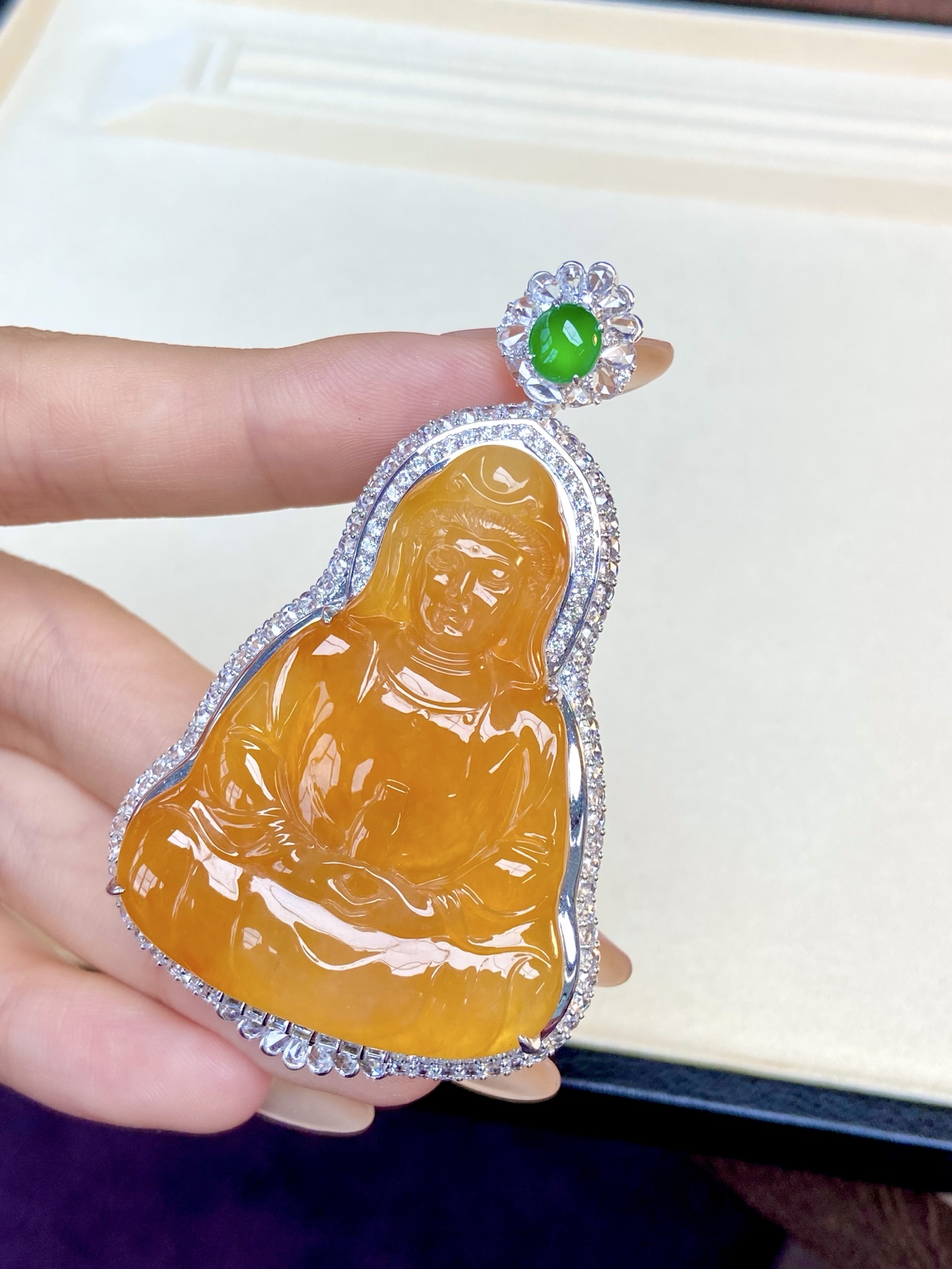高冰种黄翡观音吊坠，高贵且温暖，既稀有又迷人，自带沉稳大气的气场，观音护佑 平安顺遂：72.7-43-16.8，裸石：49.7-37.4-5.8mm，无裂
