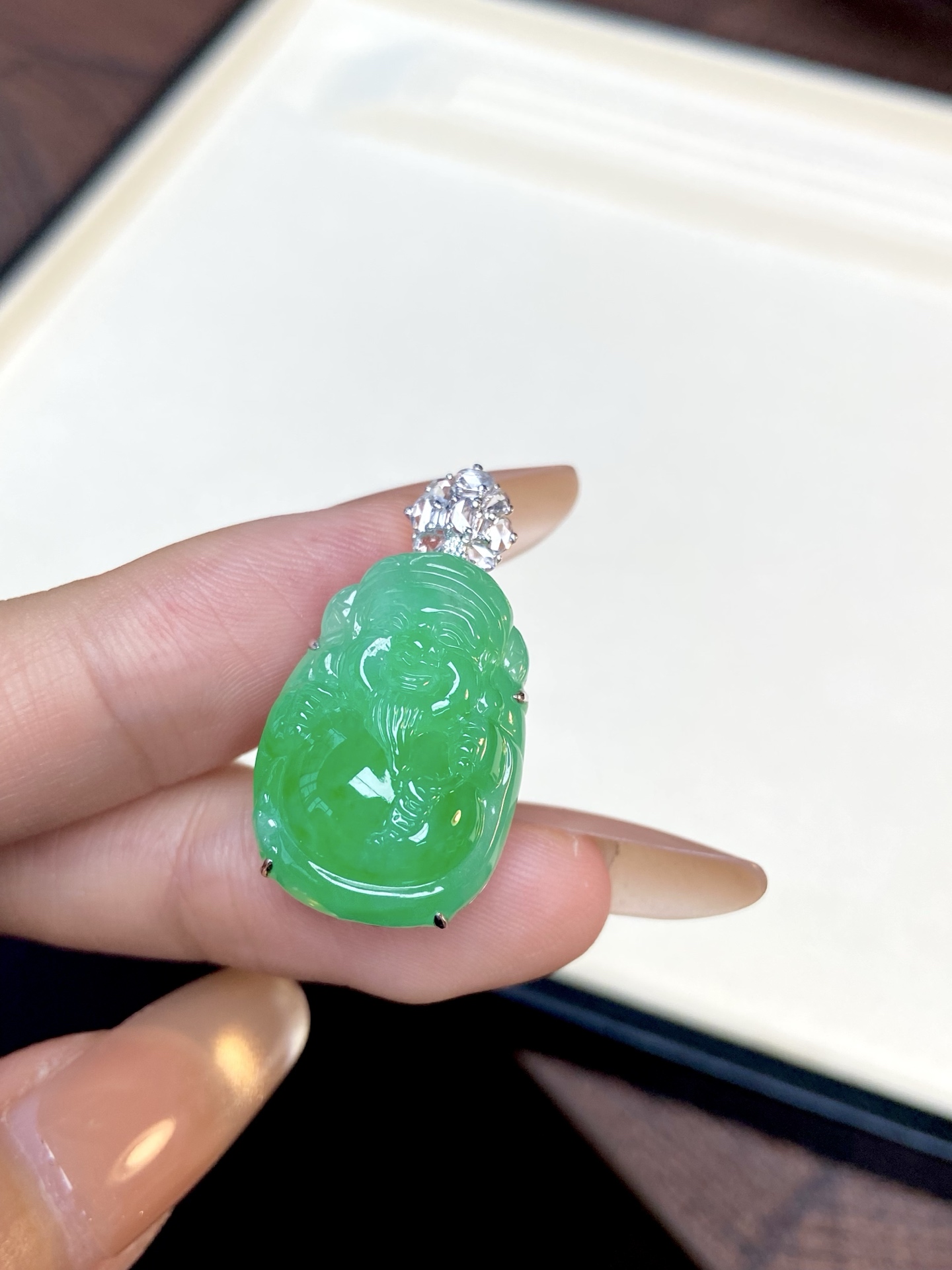 冰种阳绿财神吊坠，绿得鲜活又透亮，自带“招财进宝”的氛围感，越戴越有韵味：30.2-16.2-12.3，裸石：23.3-16.2-8mm，无裂