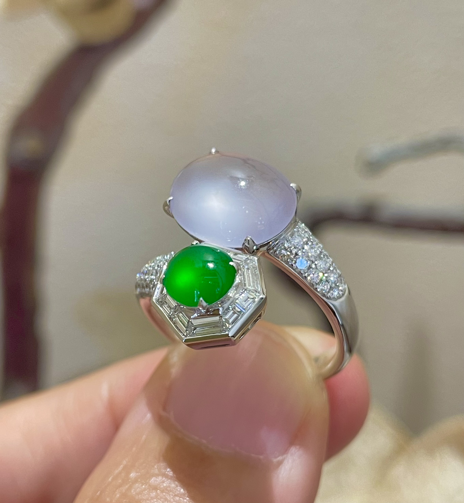 【冰种满绿、白蛋面戒指】双生款，质地细腻清爽，流行色泽，荧光感强烈，18K金钻镶嵌，裸石尺寸6.1*5.4*3.2毫米。戒圈可改