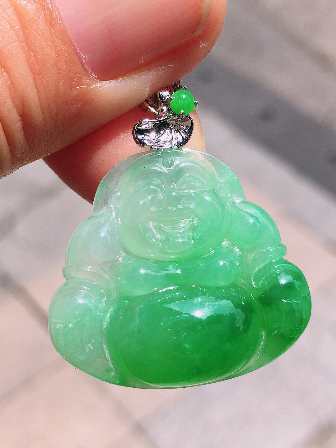 飘绿佛公吊坠，色泽艳丽，玉质细腻，荧光感超
强，饱满圆润，简单大方，尽显优雅气质，18k
金豪华镶嵌