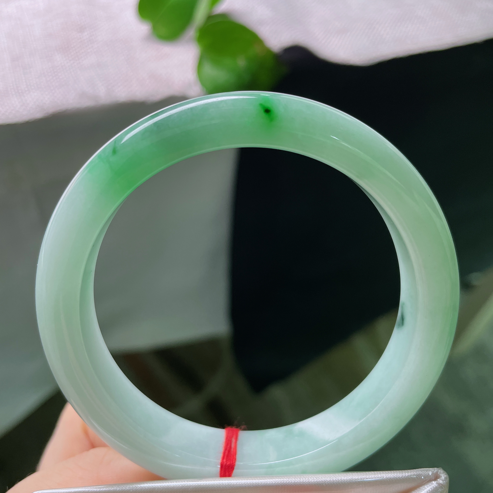 58.6/11.9/8.8，飘绿正圈，质地柔润细腻，浅青底缀鲜活翠点，清润灵动尽显清雅气韵。棉线，s