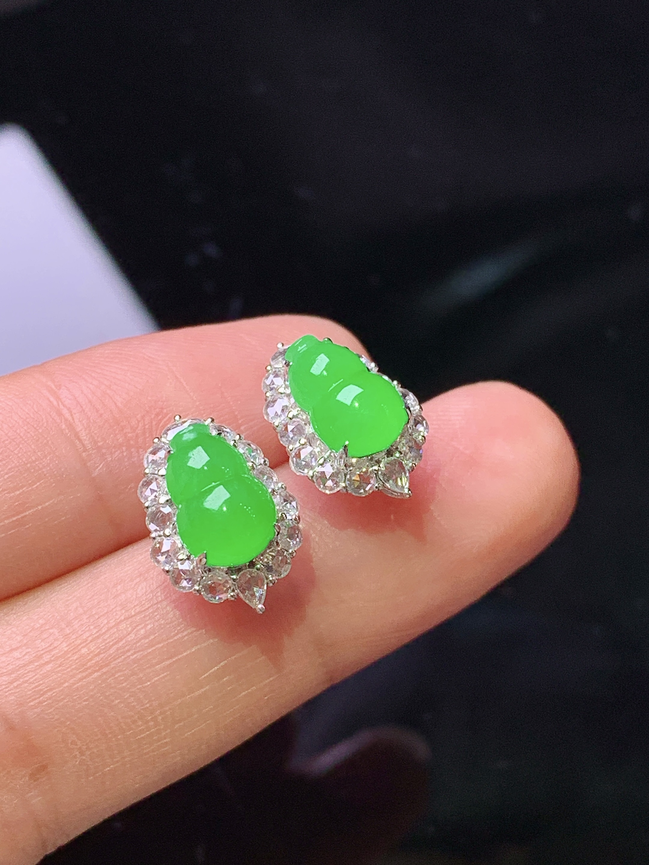 18k金钻镶嵌冰阳绿葫芦耳钉 玉质细腻 色泽艳丽清新 水润亮眼 整体尺寸13.6*9.8*7.6 h