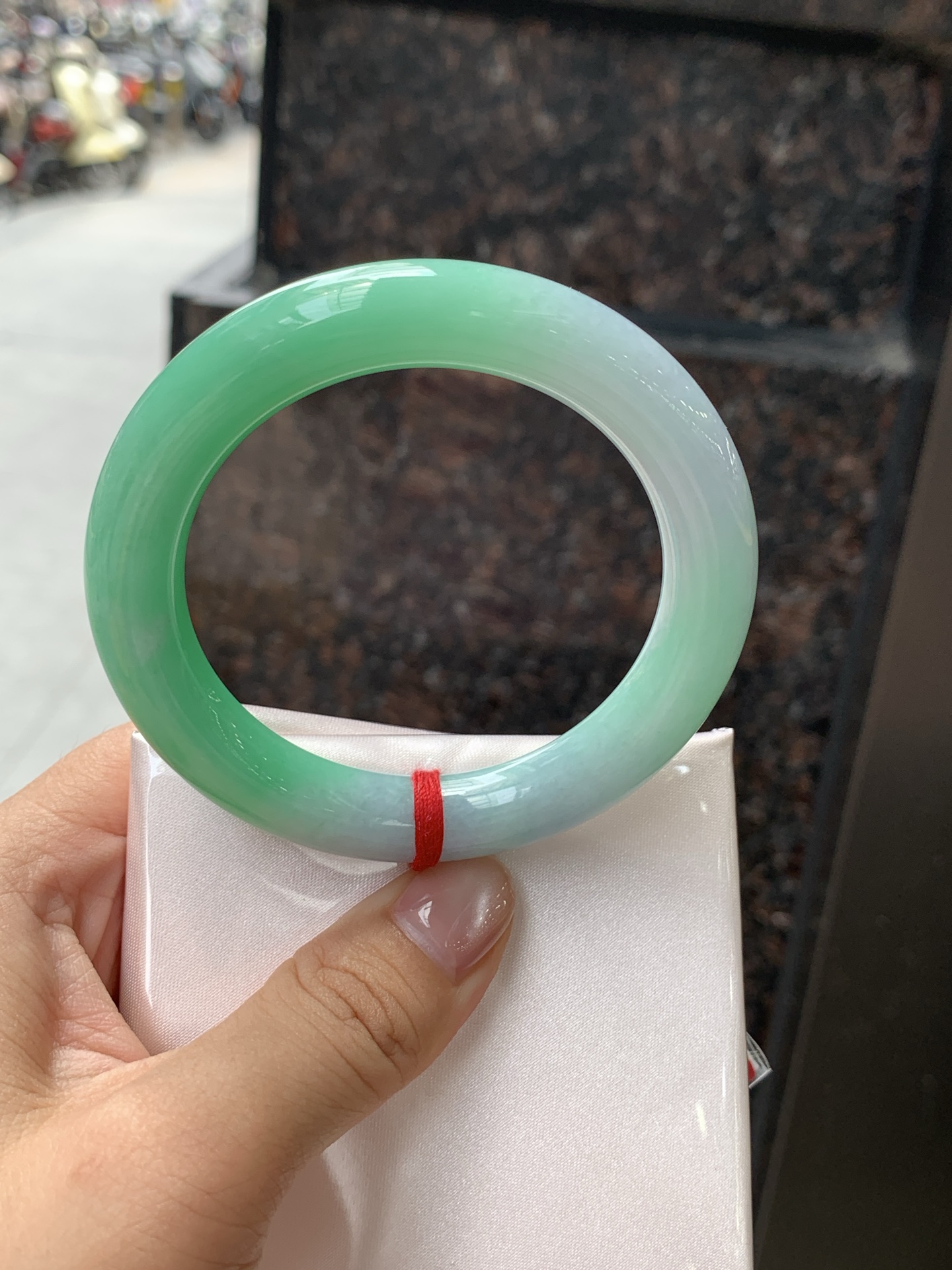 春彩圆条 53.3-10.5-10.3 0725-N1252 打灯纹裂，底妆水润，淡淡紫底凝霜，翠落镯间，底色晕染柔润淡紫，雾面紫韵含蓄温婉，果阳绿底色顺势晕开，鲜活明艳，紫绿撞色浑然天成。