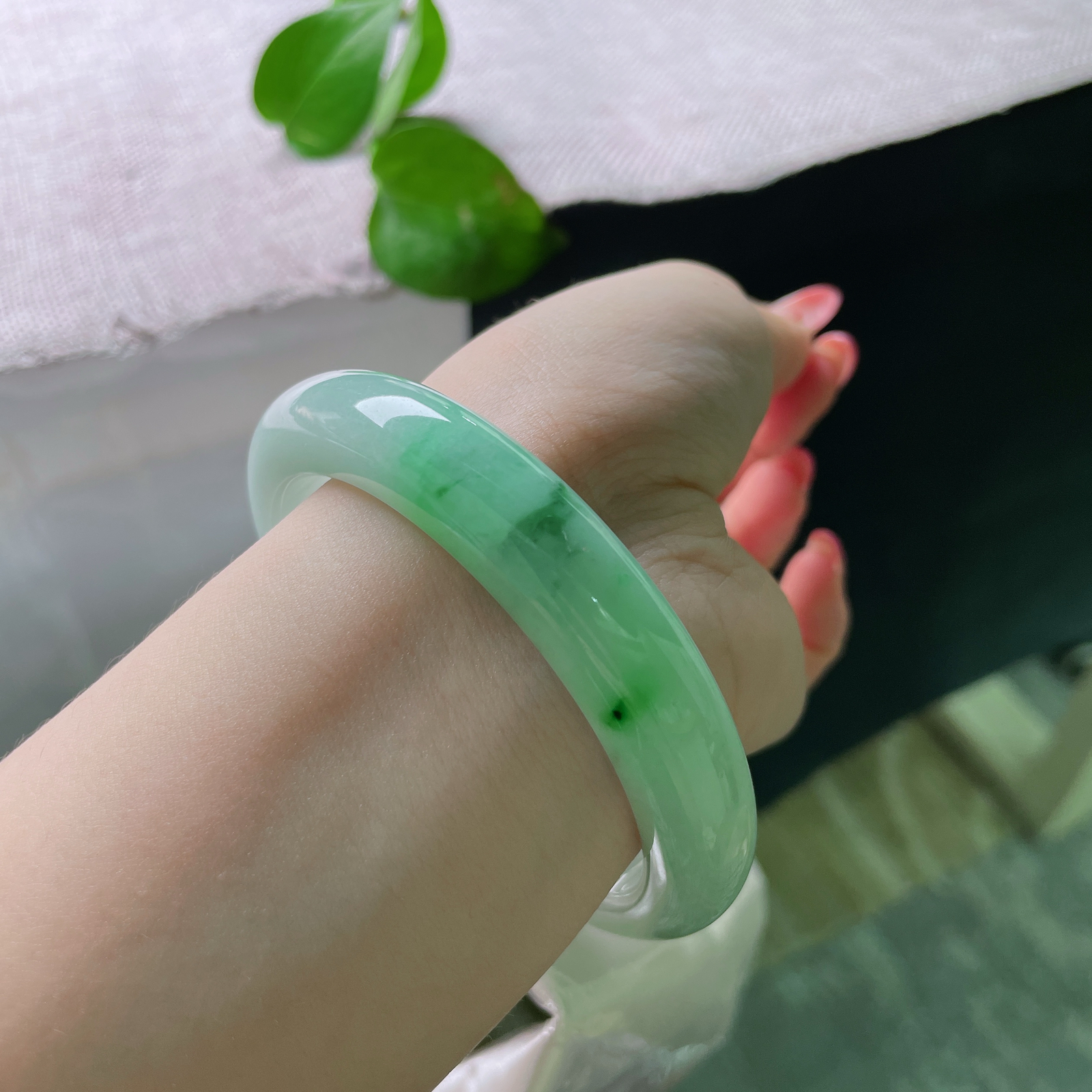 58.6/11.9/8.8，飘绿正圈，质地柔润细腻，浅青底缀鲜活翠点，清润灵动尽显清雅气韵。棉线，ss54890a