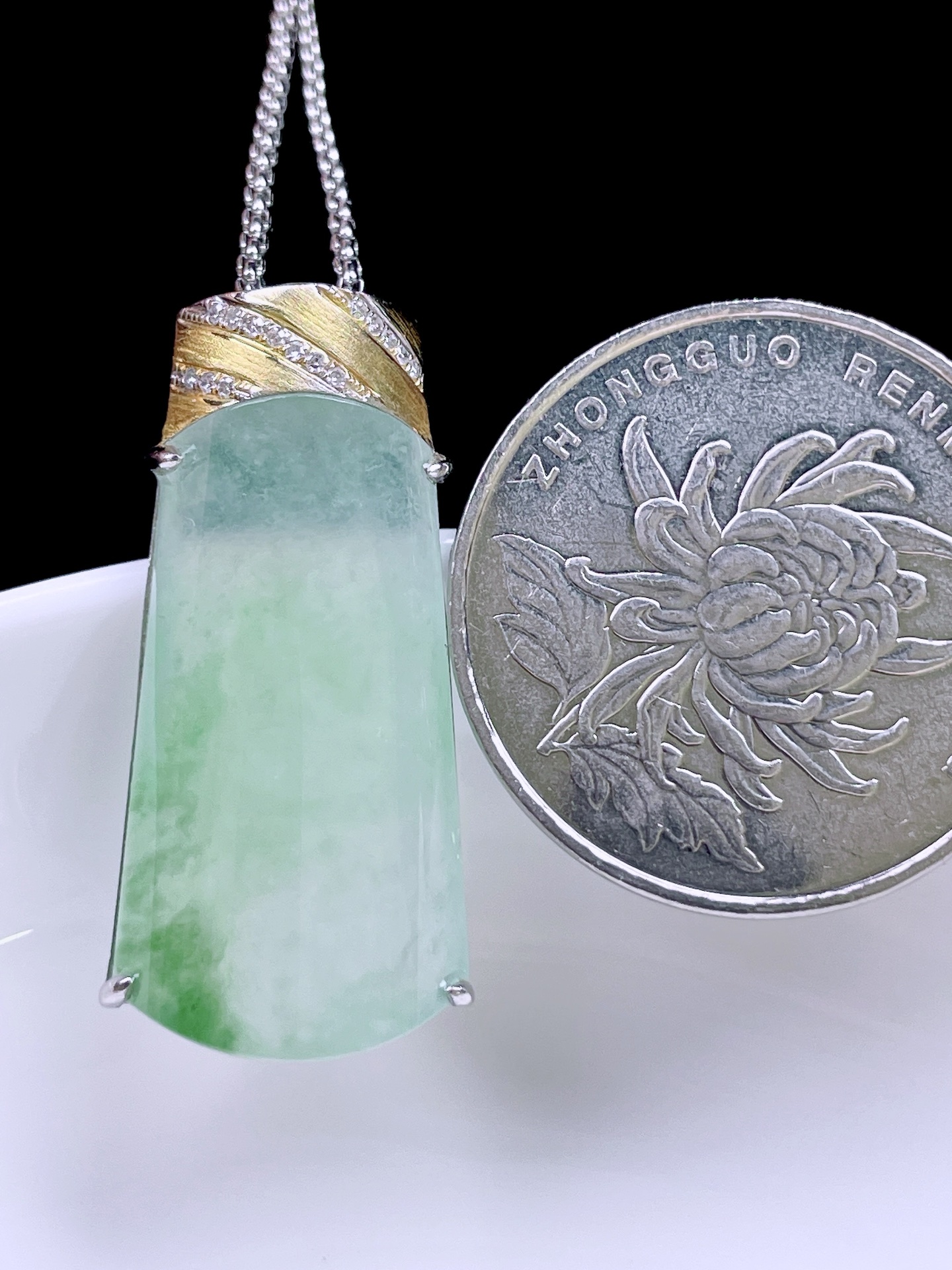 冰飘花无事牌 飘花灵动，种老水润，18k金镶嵌 整体：30.4/15/6.5 裸石：25/15