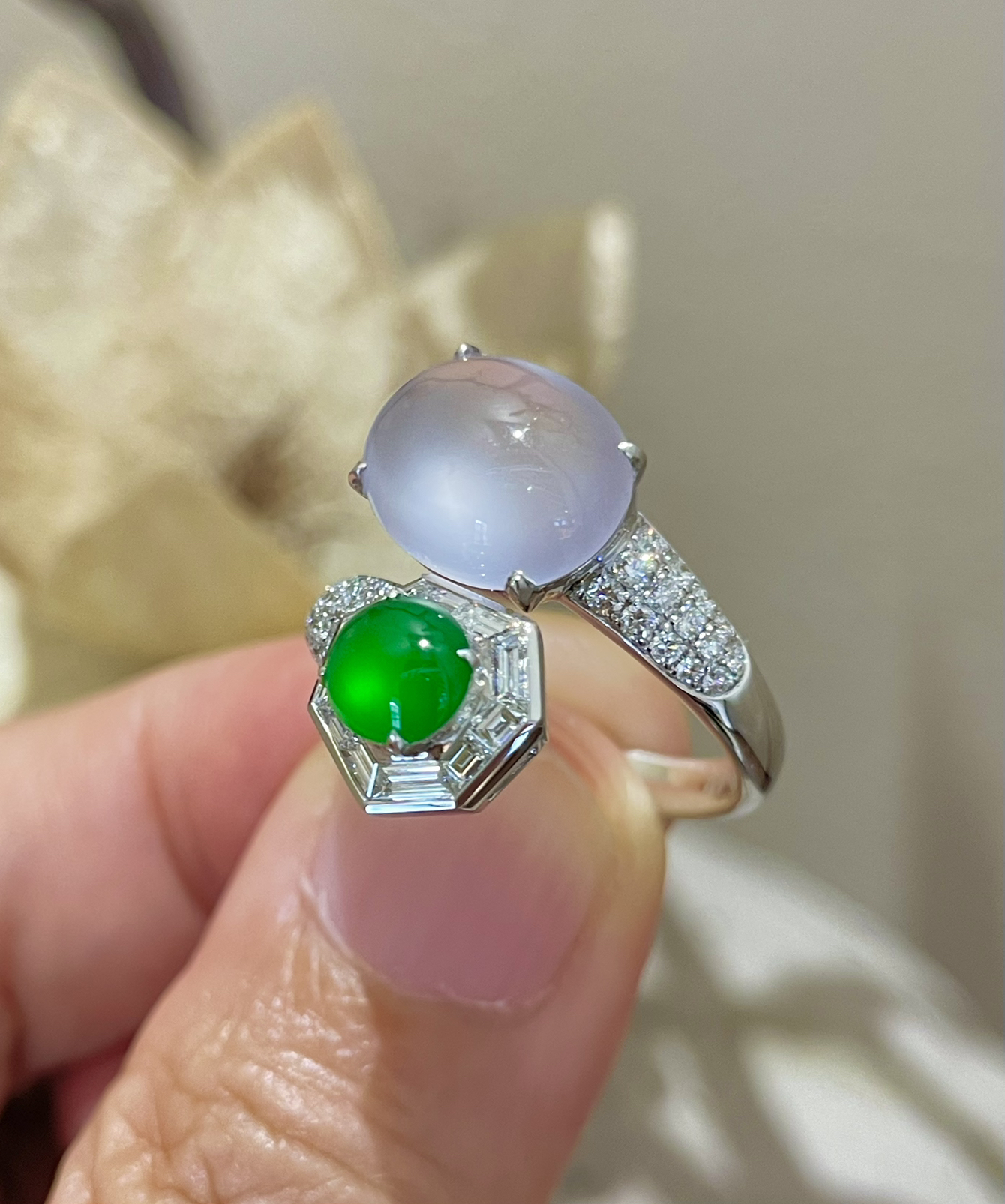 【冰种满绿、白蛋面戒指】双生款，质地细腻清爽，流行色泽，荧光感强烈，18K金钻镶嵌，裸石尺寸6.1*