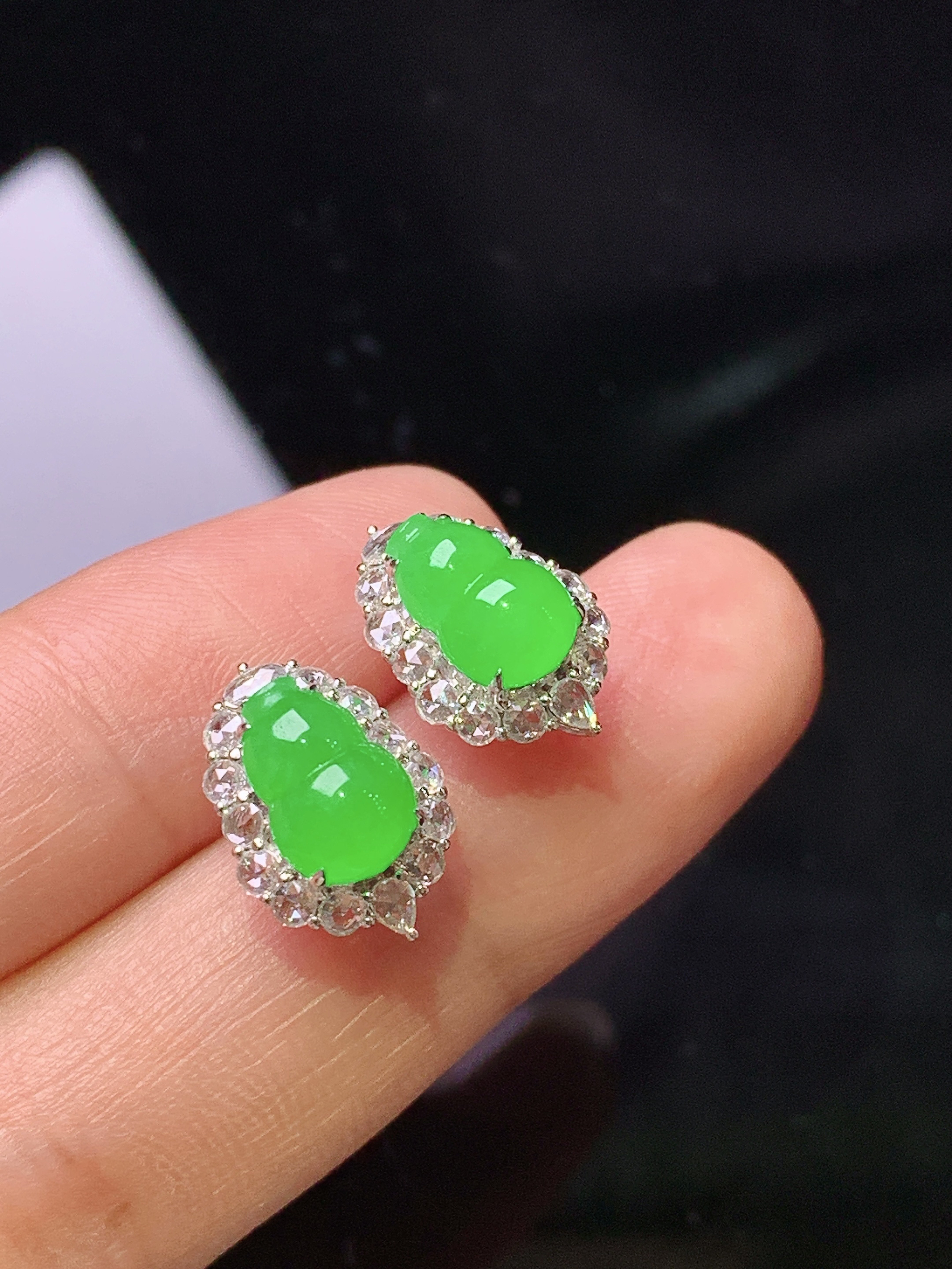 18k金钻镶嵌冰阳绿葫芦耳钉 玉质细腻 色泽艳丽清新 水润亮眼 整体尺寸13.6*9.8*7.6 h