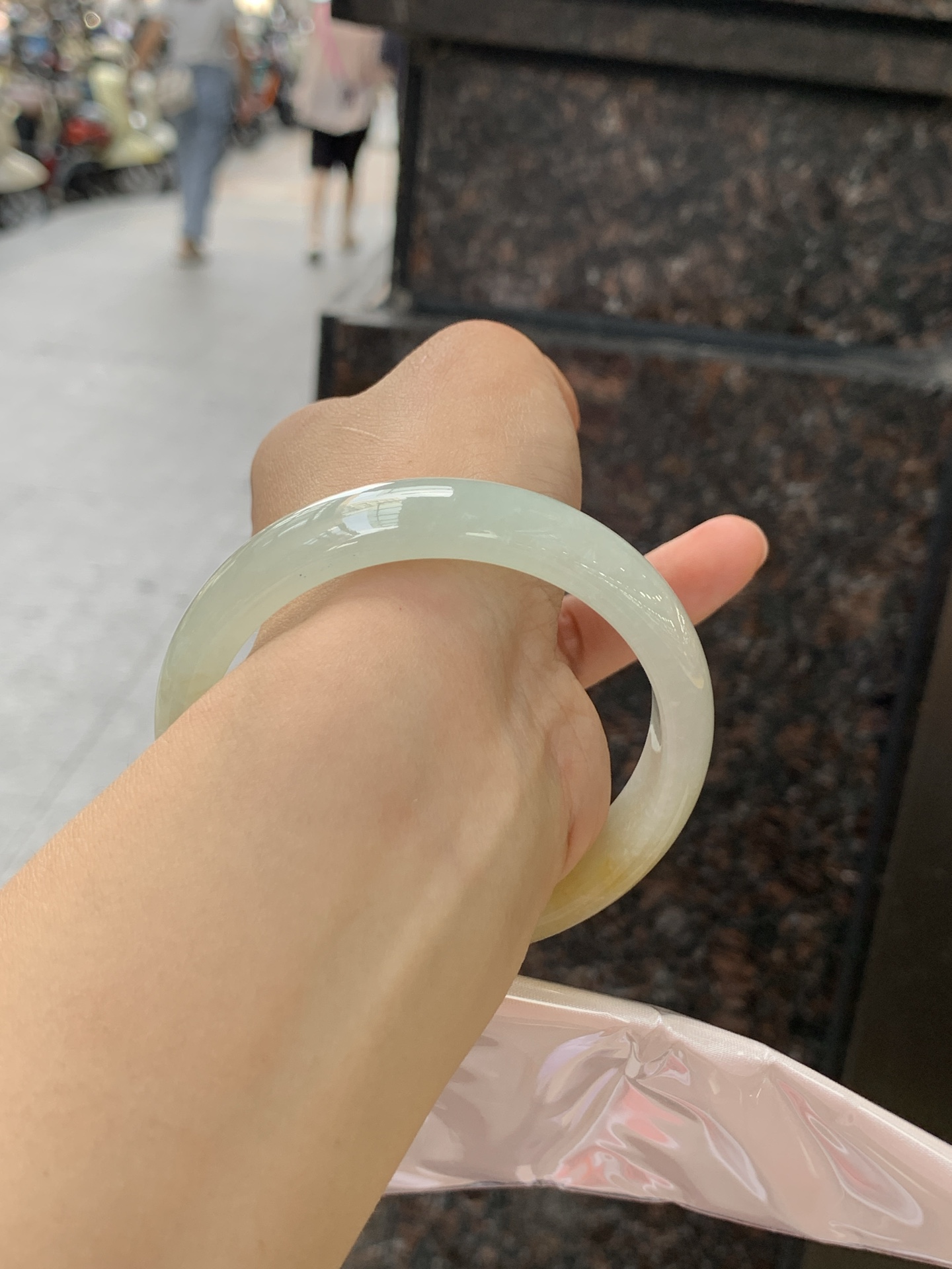 飘黄翡正圈 57.7-12.3-7.1 0725-370-297 无裂，底妆细润，一节黄翡浓郁灵动，宛若一天黄金彩带摇曳生姿。