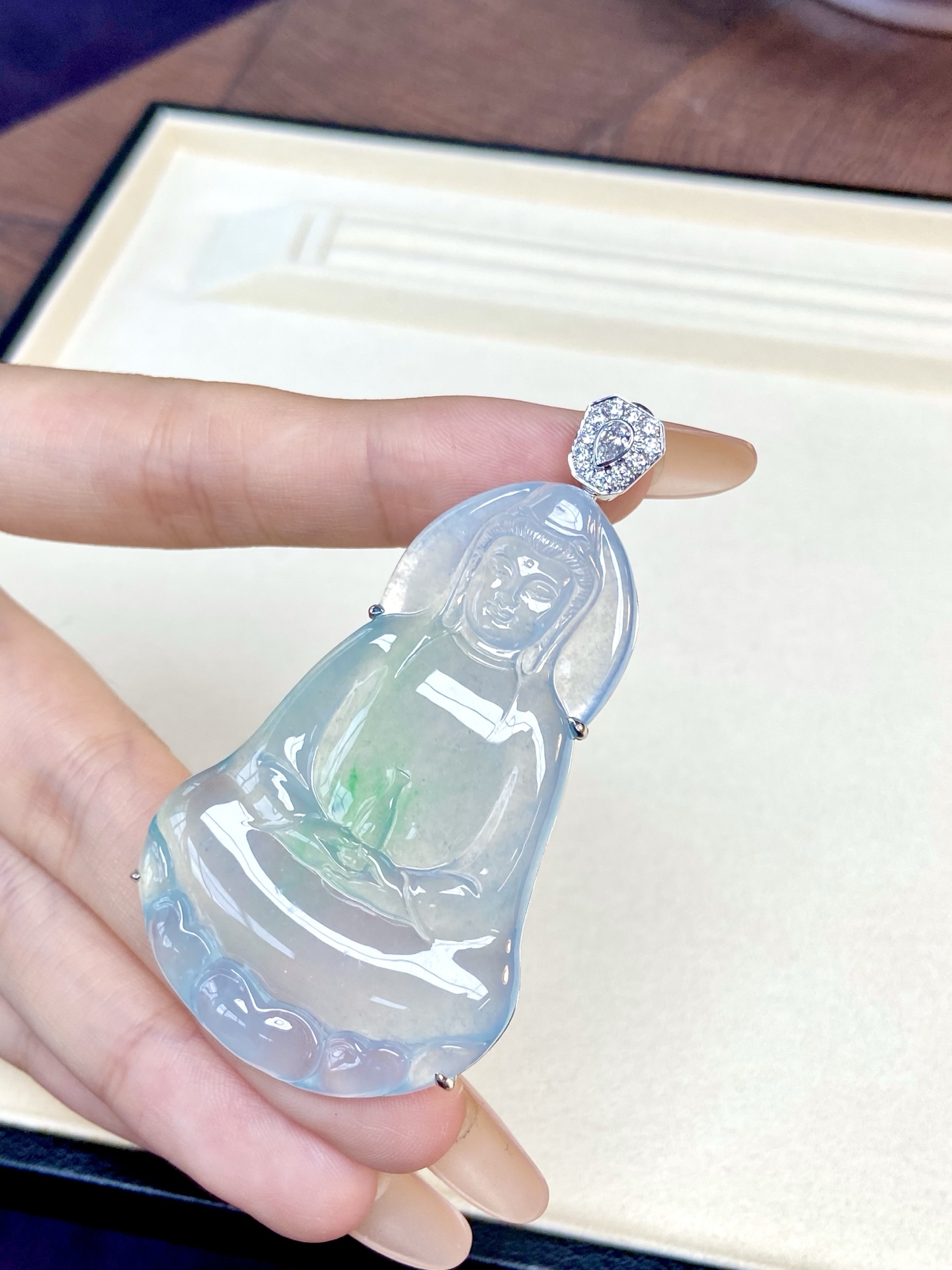高冰种飘花观音吊坠，气场内敛又，清润感直透眼底，一缕灵动飘花尽显禅韵，佩之 静心 安宁：71.5-38.7-8.3，裸石：61-38.7-5.8mm，无裂。
