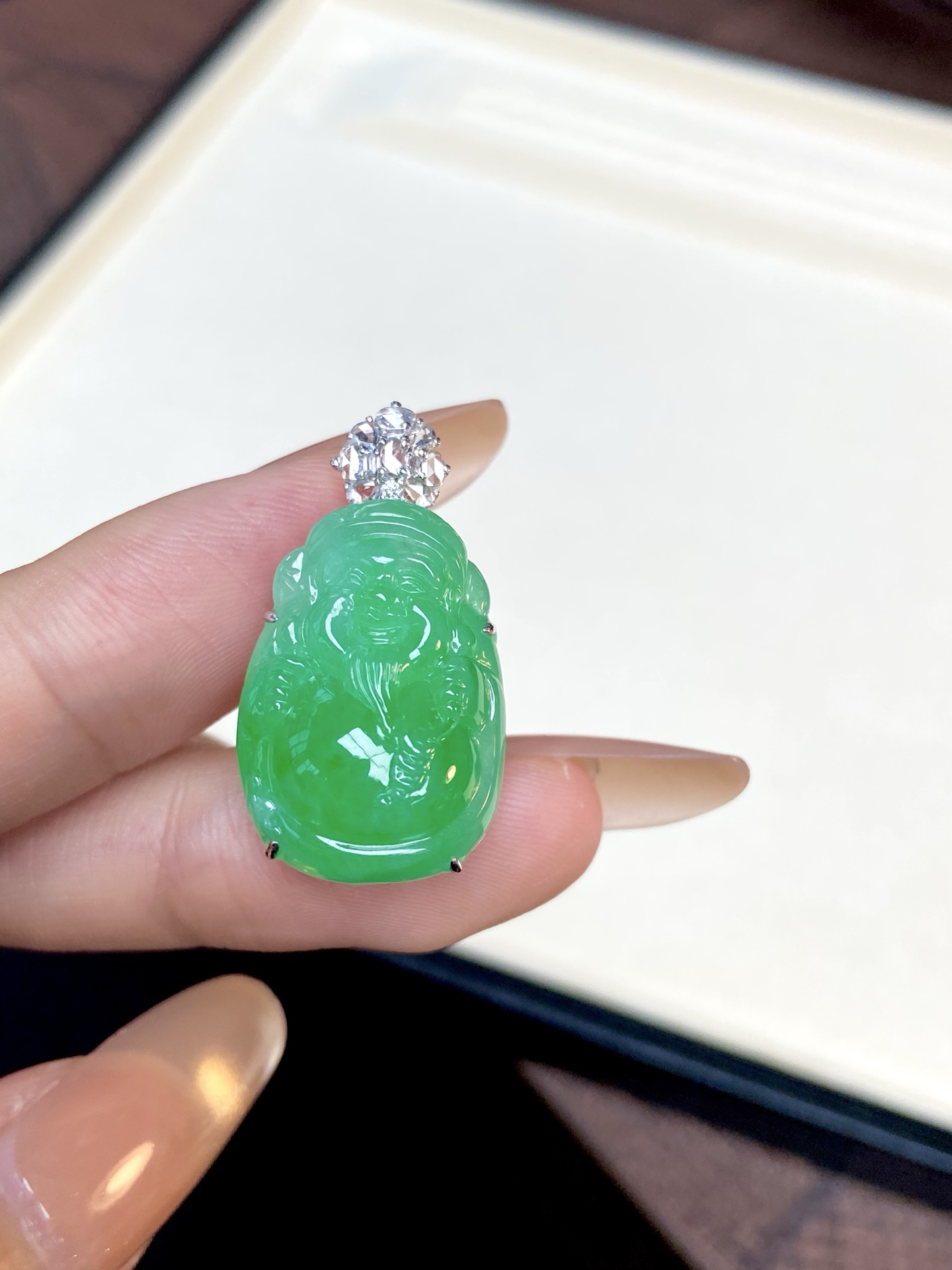 冰种阳绿财神吊坠，绿得鲜活又透亮，自带“招财进宝”的氛围感，越戴越有韵味：30.2-16.2-12.3，裸石：23.3-16.2-8mm，无裂