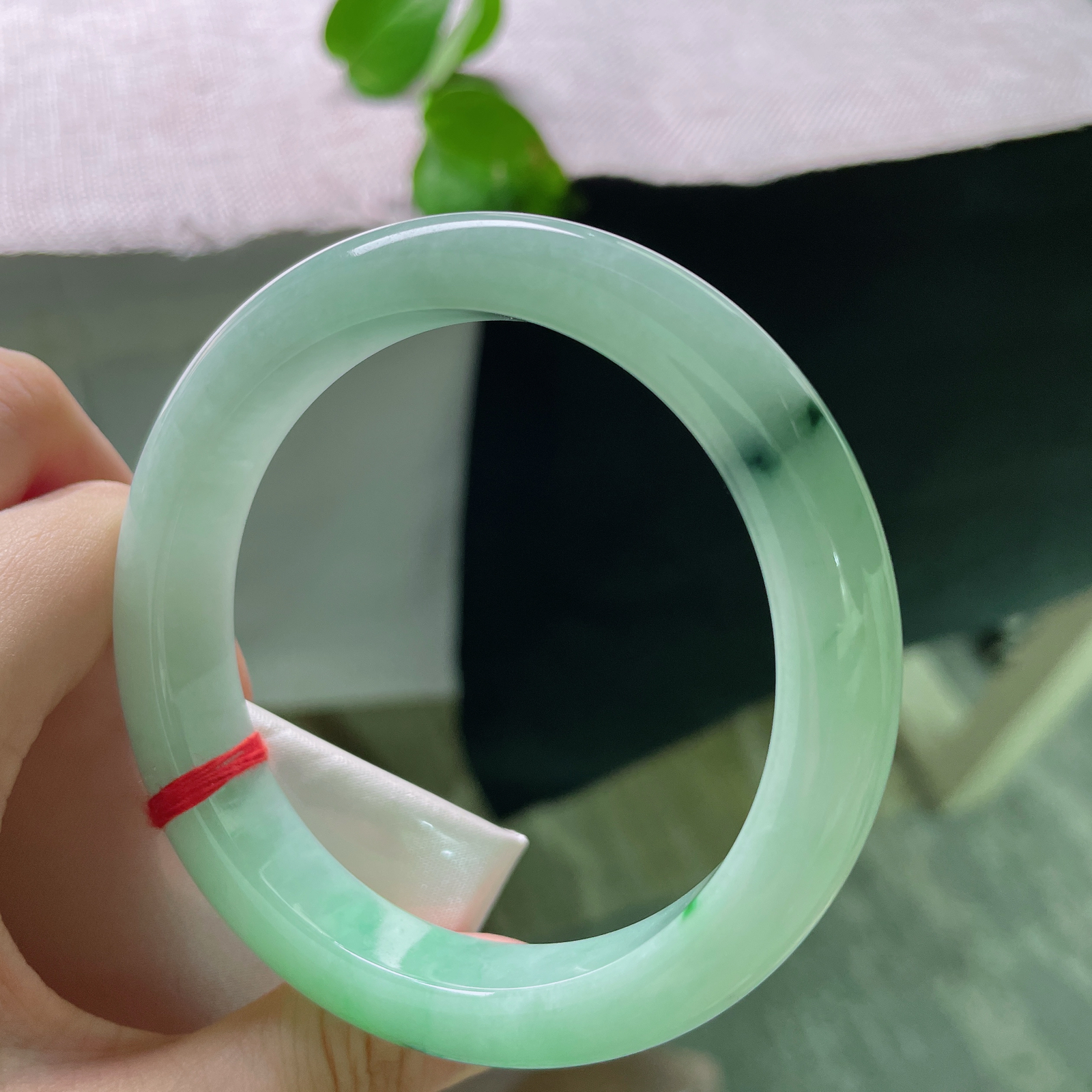 58.6/11.9/8.8，飘绿正圈，质地柔润细腻，浅青底缀鲜活翠点，清润灵动尽显清雅气韵。棉线，ss54890a