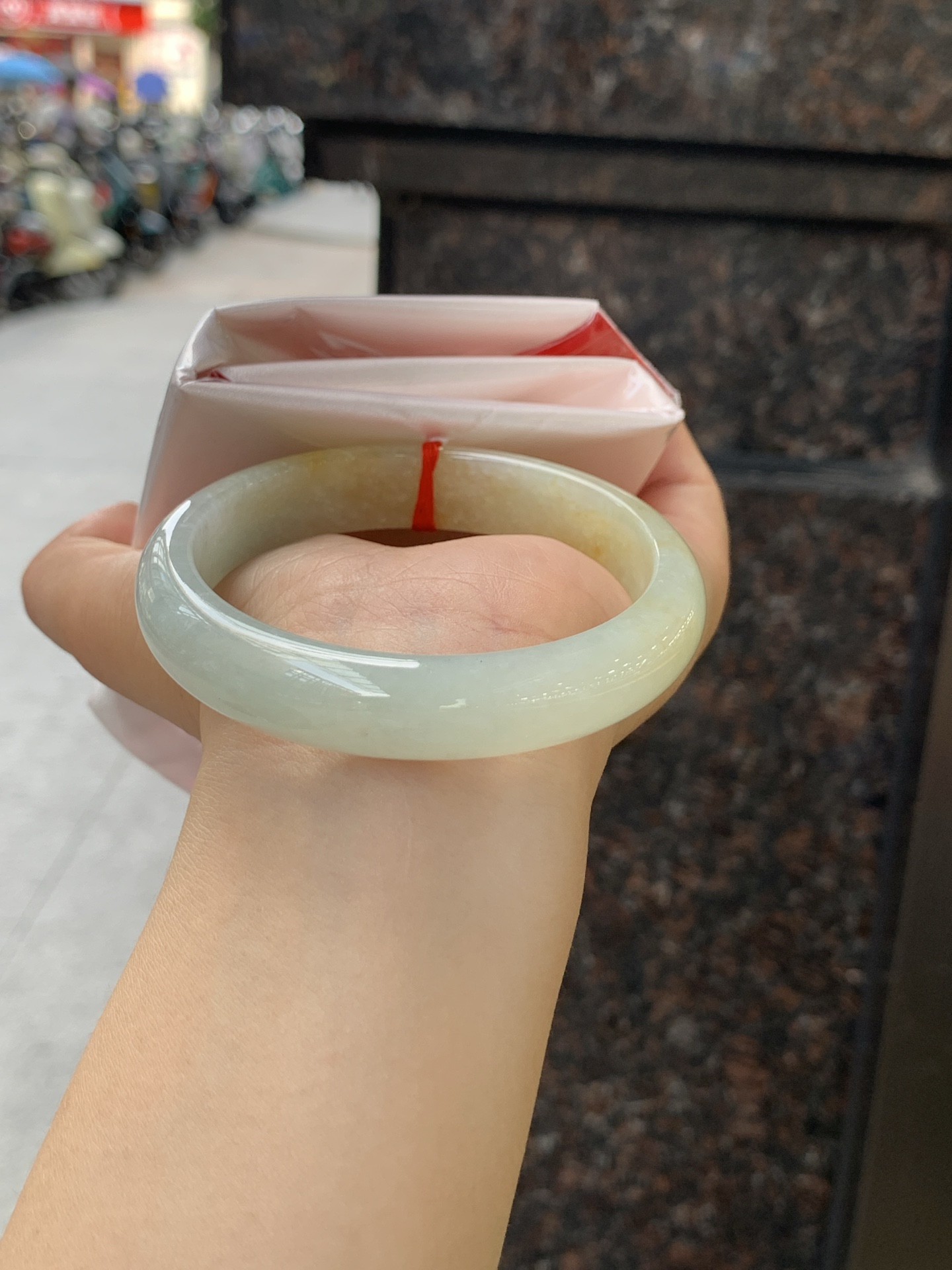 飘黄翡正圈 57.7-12.3-7.1 0725-370-297 无裂，底妆细润，一节黄翡浓郁灵动，宛若一天黄金彩带摇曳生姿。