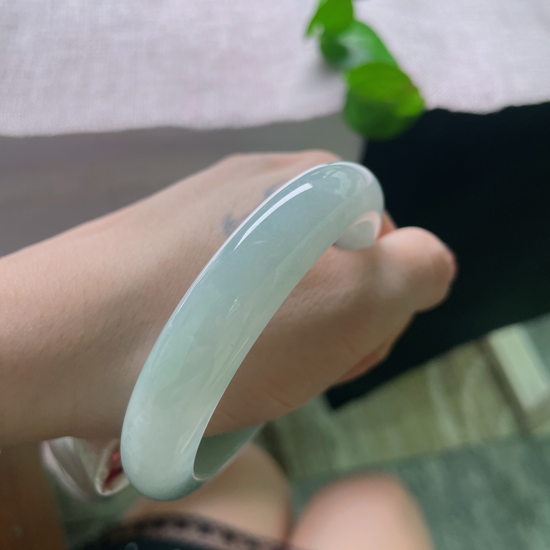 57.9/12.8/9，淡蓝底正圈，色线，玉质细腻均匀，水头温润，无翠无花，只凭纯粹玉质沉淀温柔，简约耐看，不挑年龄与穿搭，ss56539a