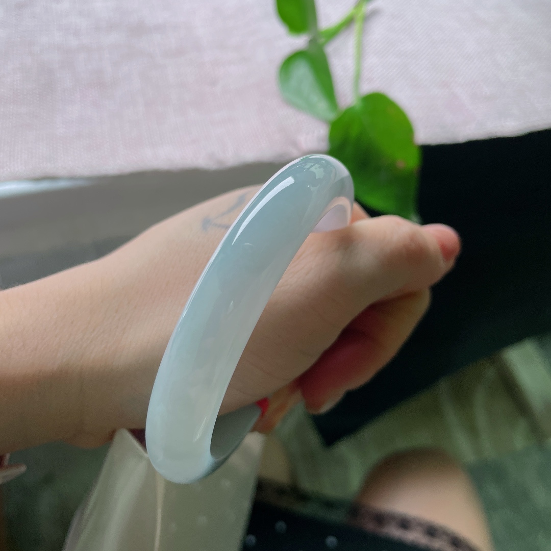 淡蓝底正圈，清秀迷人，干净，水头好，种老，皮纹不显，56117a
