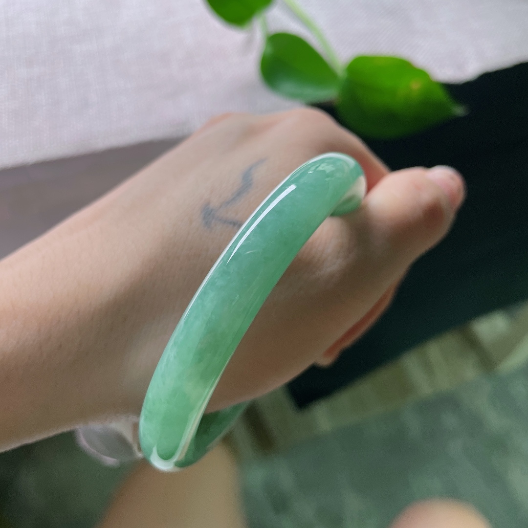 53.2/9.8，豆绿底圆条，水头好，腕间珍藏着一抹岁月的温柔，一点皮纹，56591a