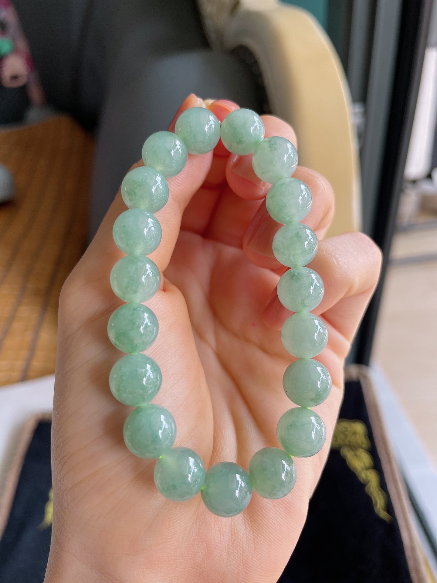 天然翡翠A货，冰满色飘花手串，尺寸：10mm。-1836