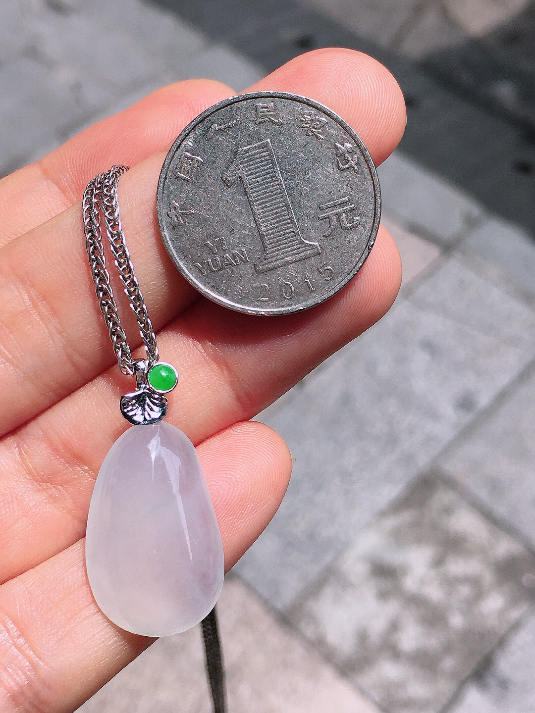 冰种福瓜吊坠，玉质细腻，荧光感超
强，饱满圆润，简单大方，尽显优雅气质，18k
金豪华镶嵌