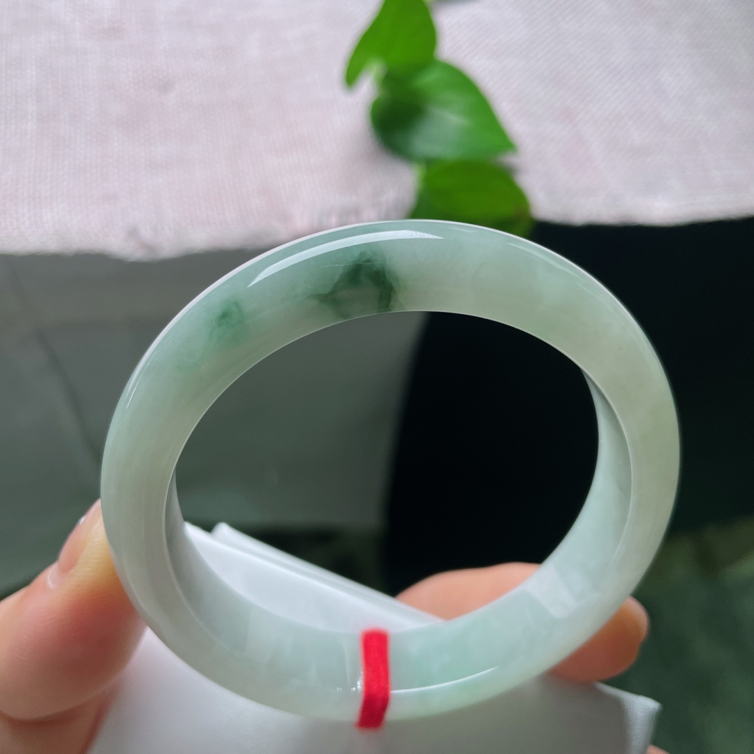 飘花正圈，无裂，底润凝霜，翠色如烟晕染镯身，腕间轻携一轴烟雨青山。ss56655a