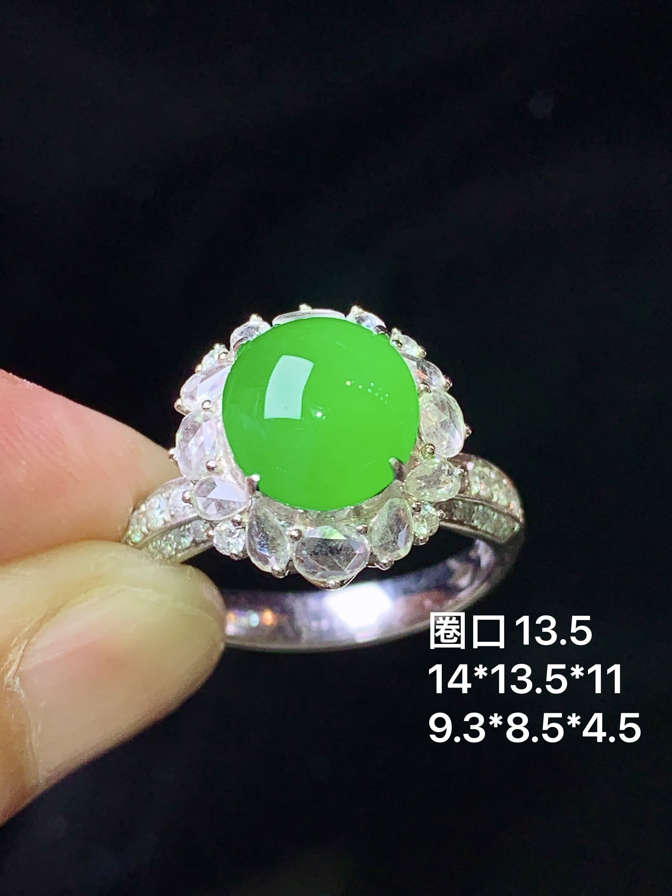 18k金钻镶嵌冰阳绿蛋面戒指 玉质细腻 色泽艳丽清新 水润亮眼 圈口13.5 整体尺寸14*13.5*11 a1