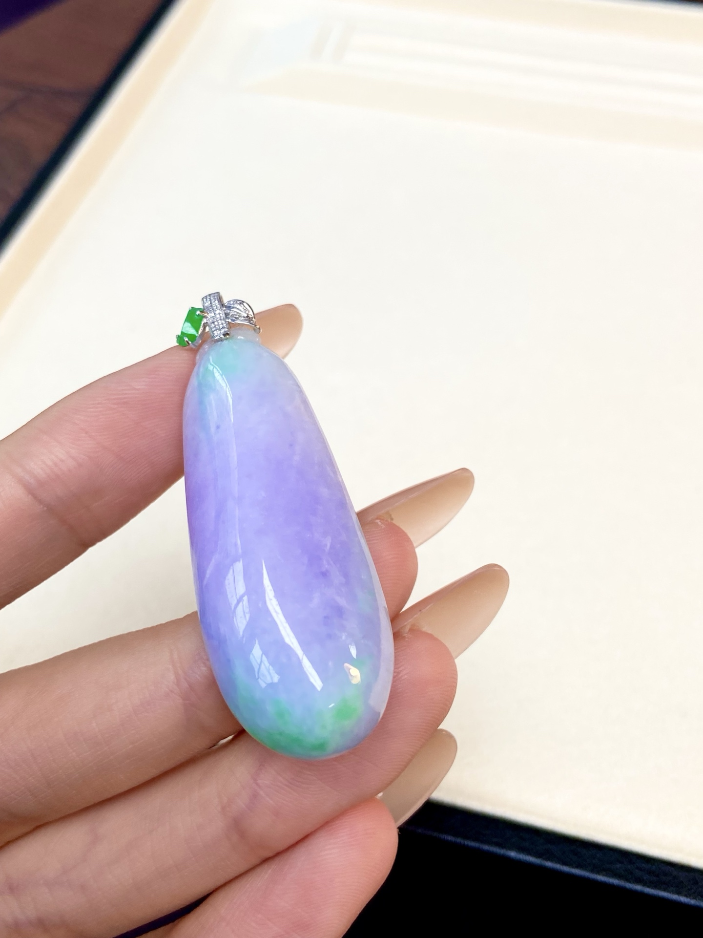 冰种春彩福瓜吊坠，一瓜藏春彩，福禄自天成，瓜型饱满丰腴，呱呱来财，上身美出新高度：52.8，裸石：4